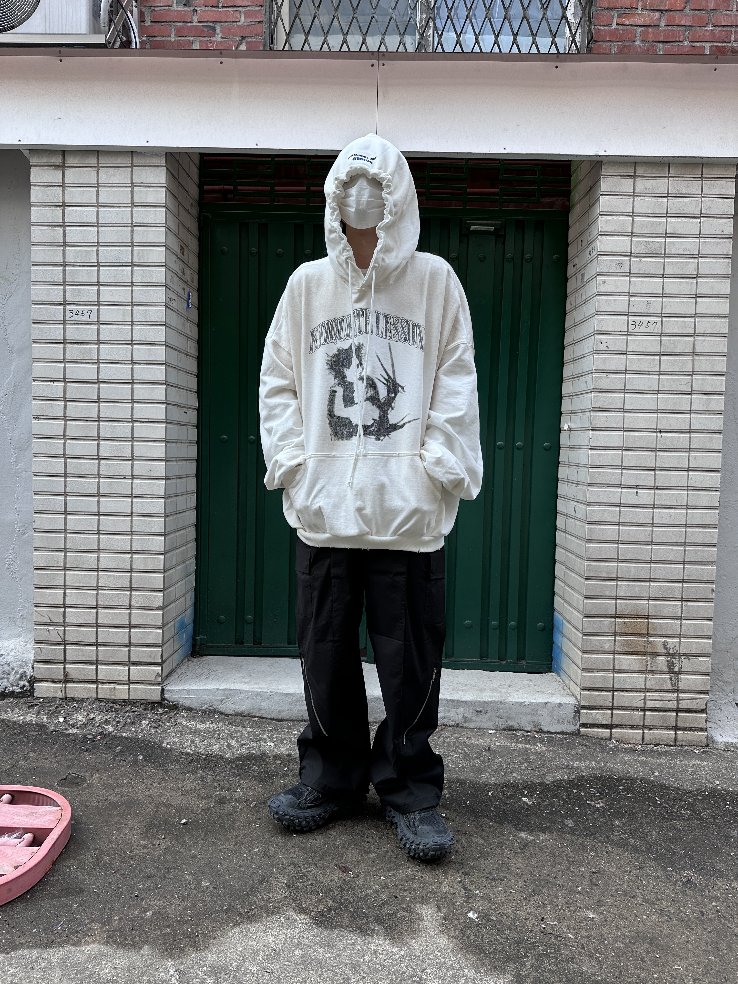 Project G/R x Atmos Etiquette Lesson Vintage Washed Hoodie White, Balenciaga Defender Sneakers Black 착용 스타일 - 2