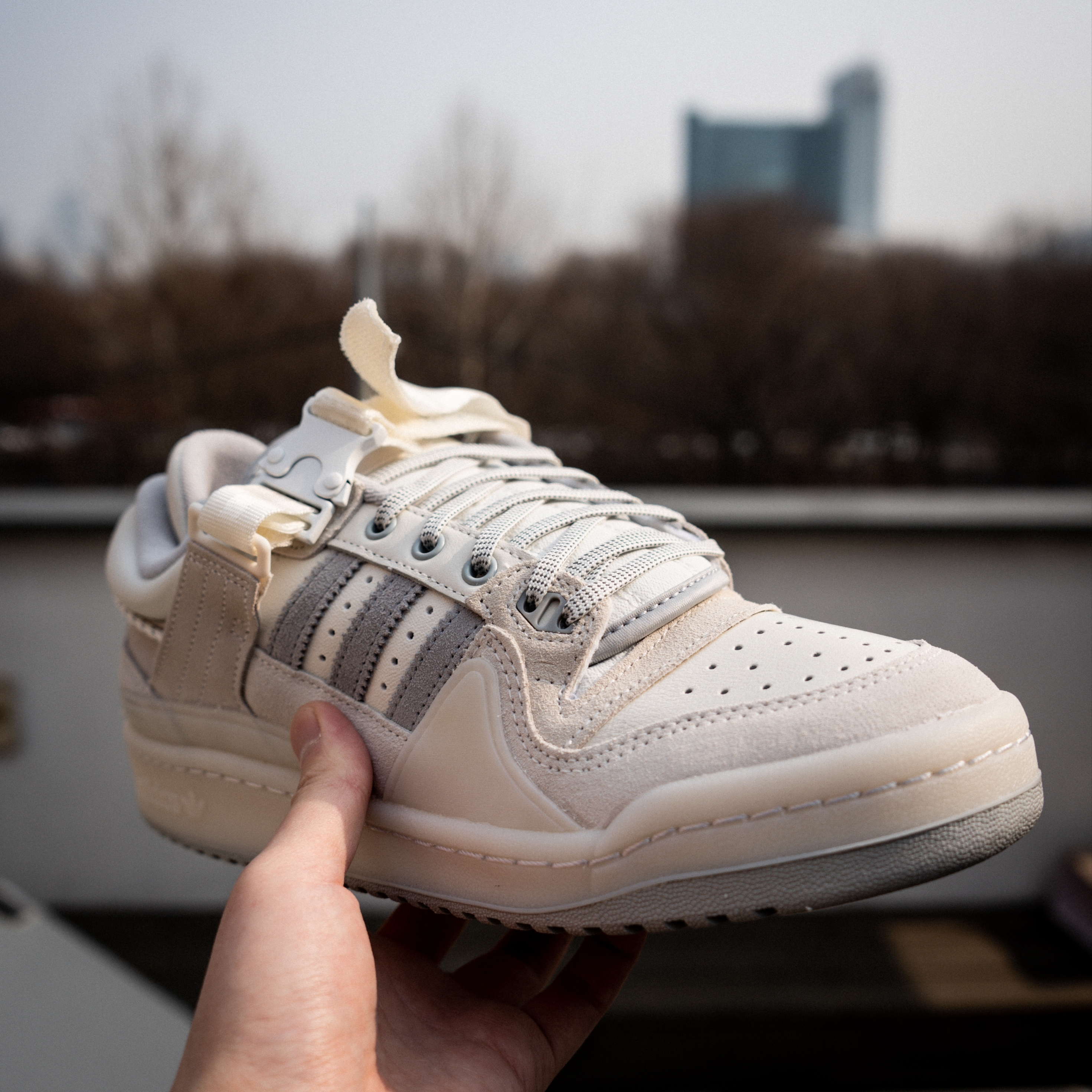 Adidas x Bad Bunny Forum Low Cloud White Clear Onix 착용 스타일 - 2