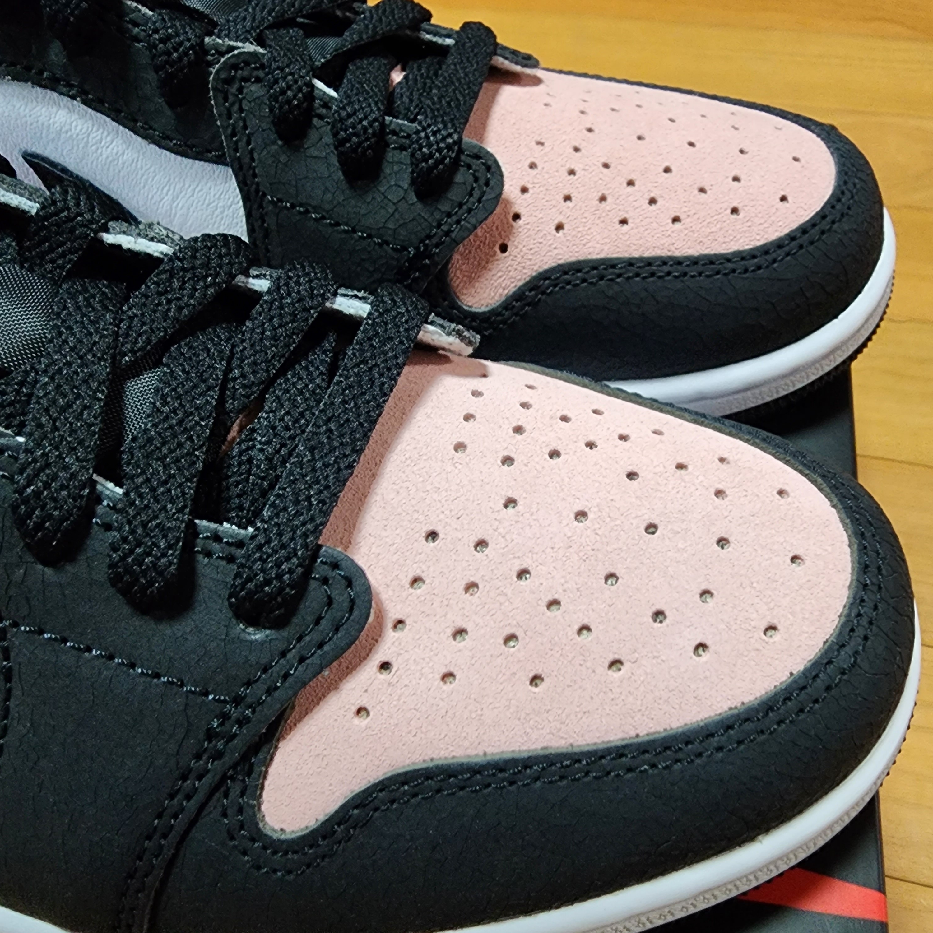 Jordan 1 Retro Low OG Bleached Coral 착용 스타일 - 1