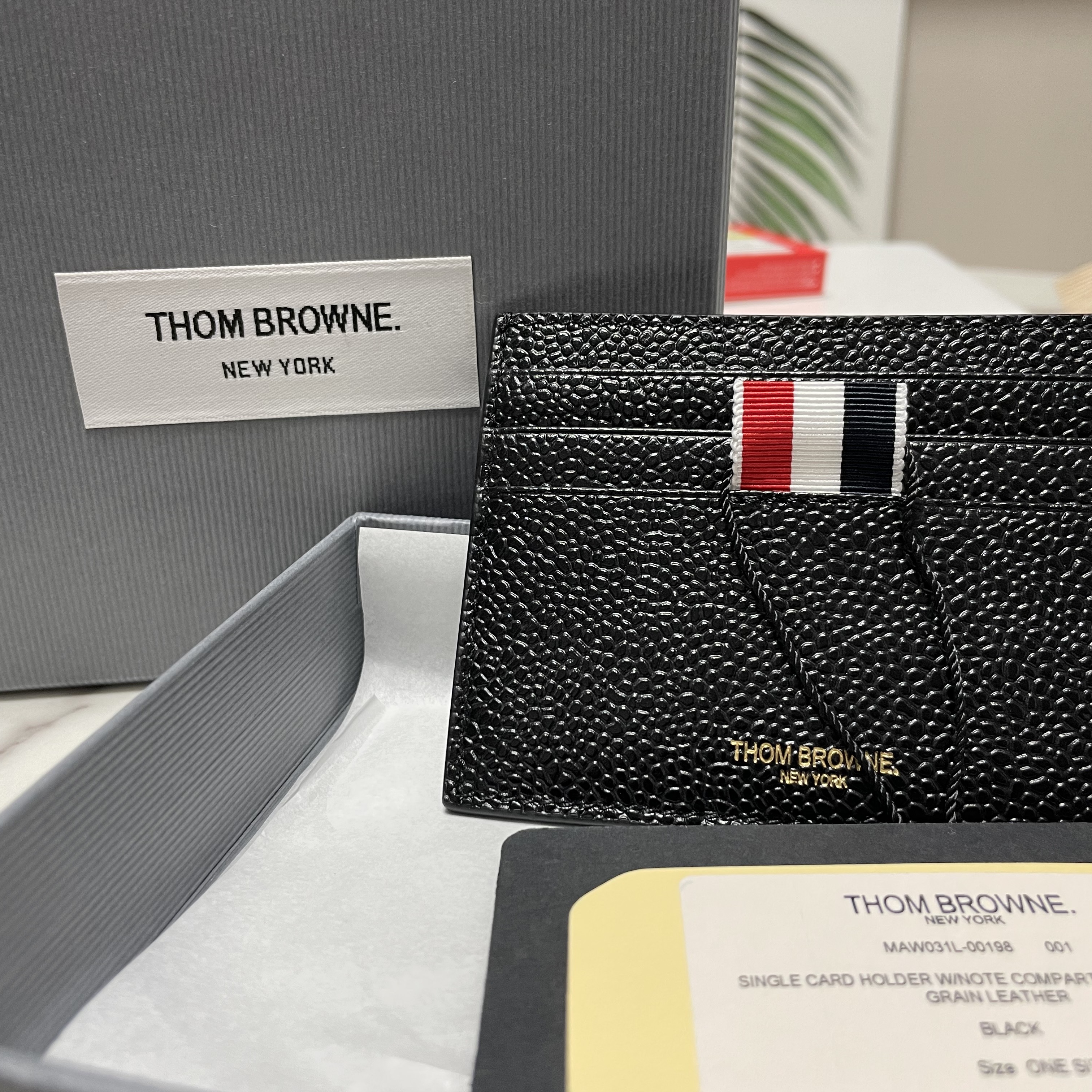 Thom Browne Pebble Grain Leather Stripe Note Compartment Card Holder Black 착용 스타일