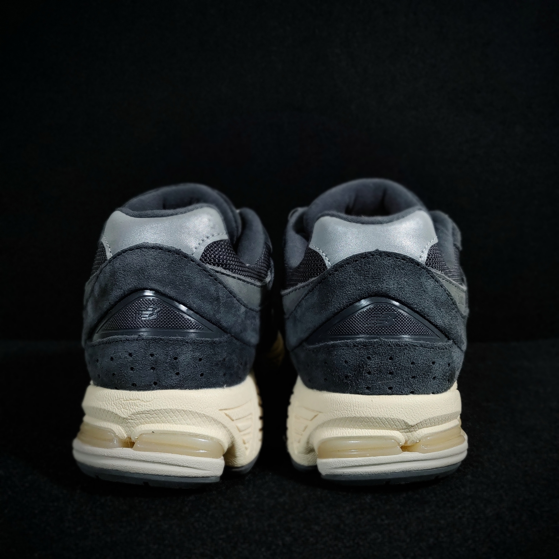 New Balance 2002R Special Vintage Black Grey 착용 스타일 - 3