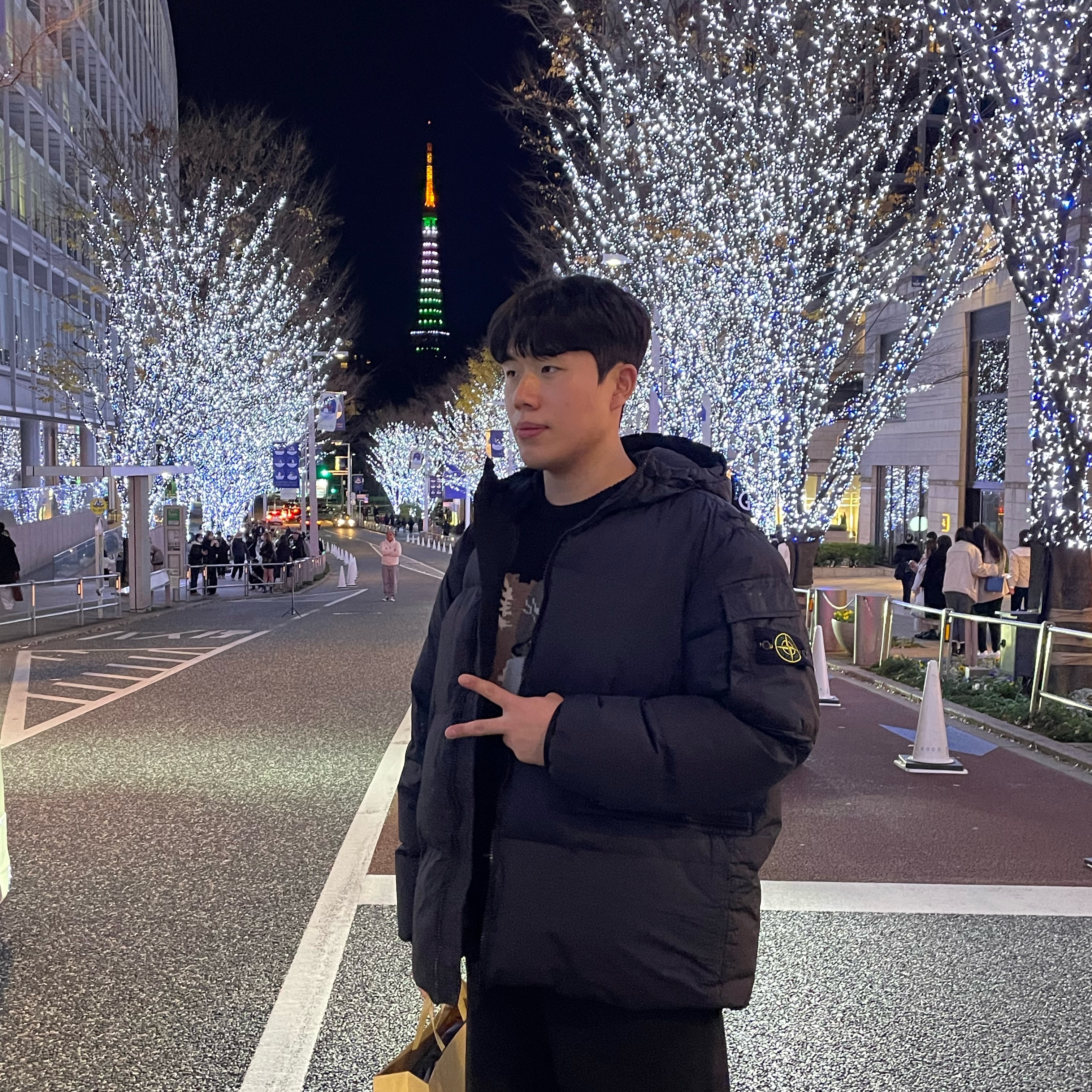 Stone Island 40223 Garment Dyed Crinkle Reps Down Jacket Black - 22FW, Maison Kitsune Big Fox Head Pullover Knit Black 착용 스타일 - 3