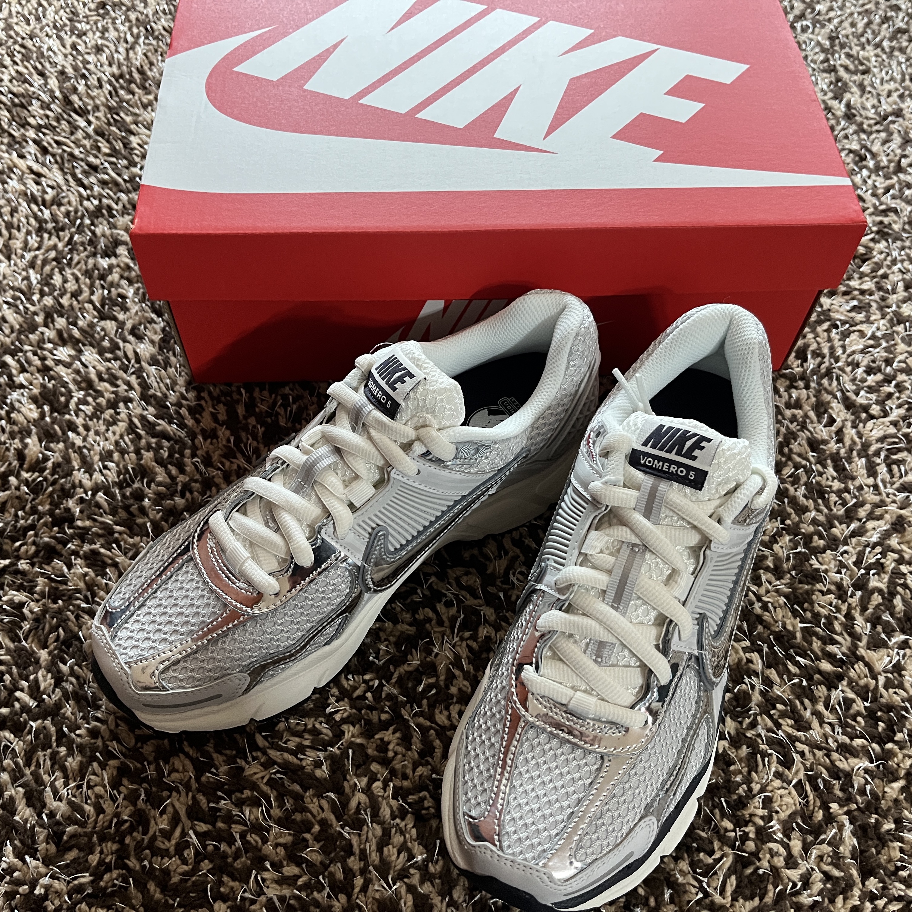 (W) Nike Zoom Vomero 5 Photon Dust and Metallic Silver, Stussy x Levi's Embossed 501 Jean Indigo 착용 스타일 - 1