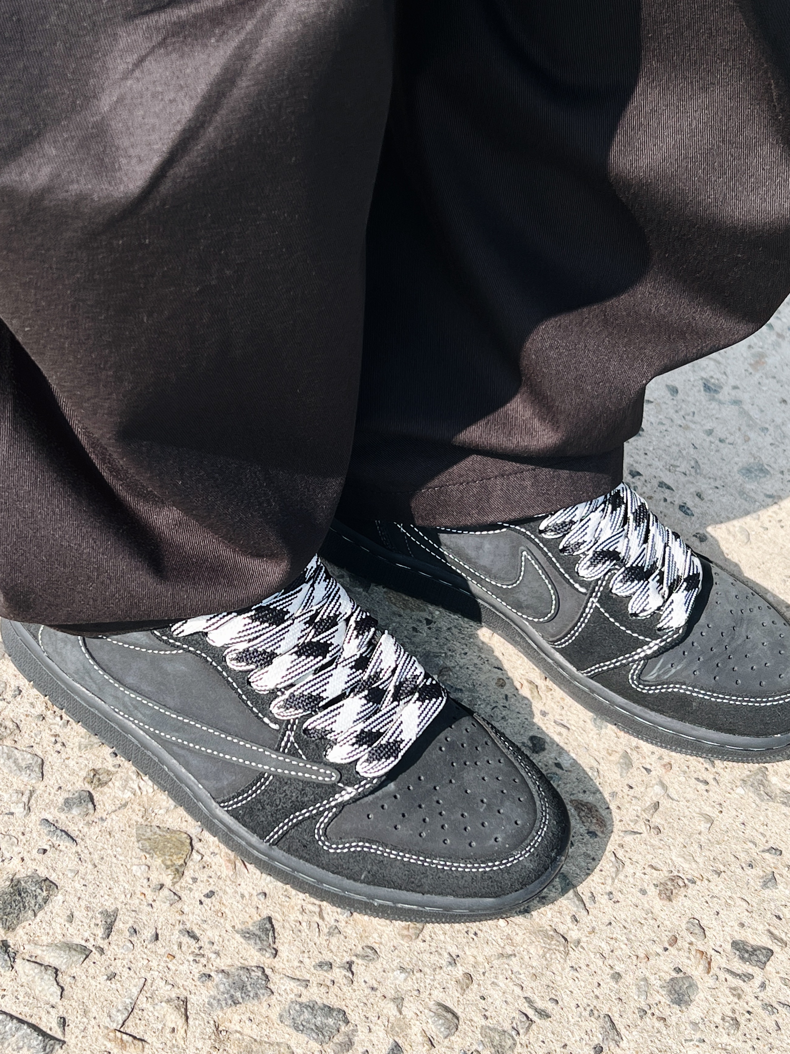 Jordan 1 x Travis Scott Retro Low OG SP Black Phantom 착용 스타일 - 5