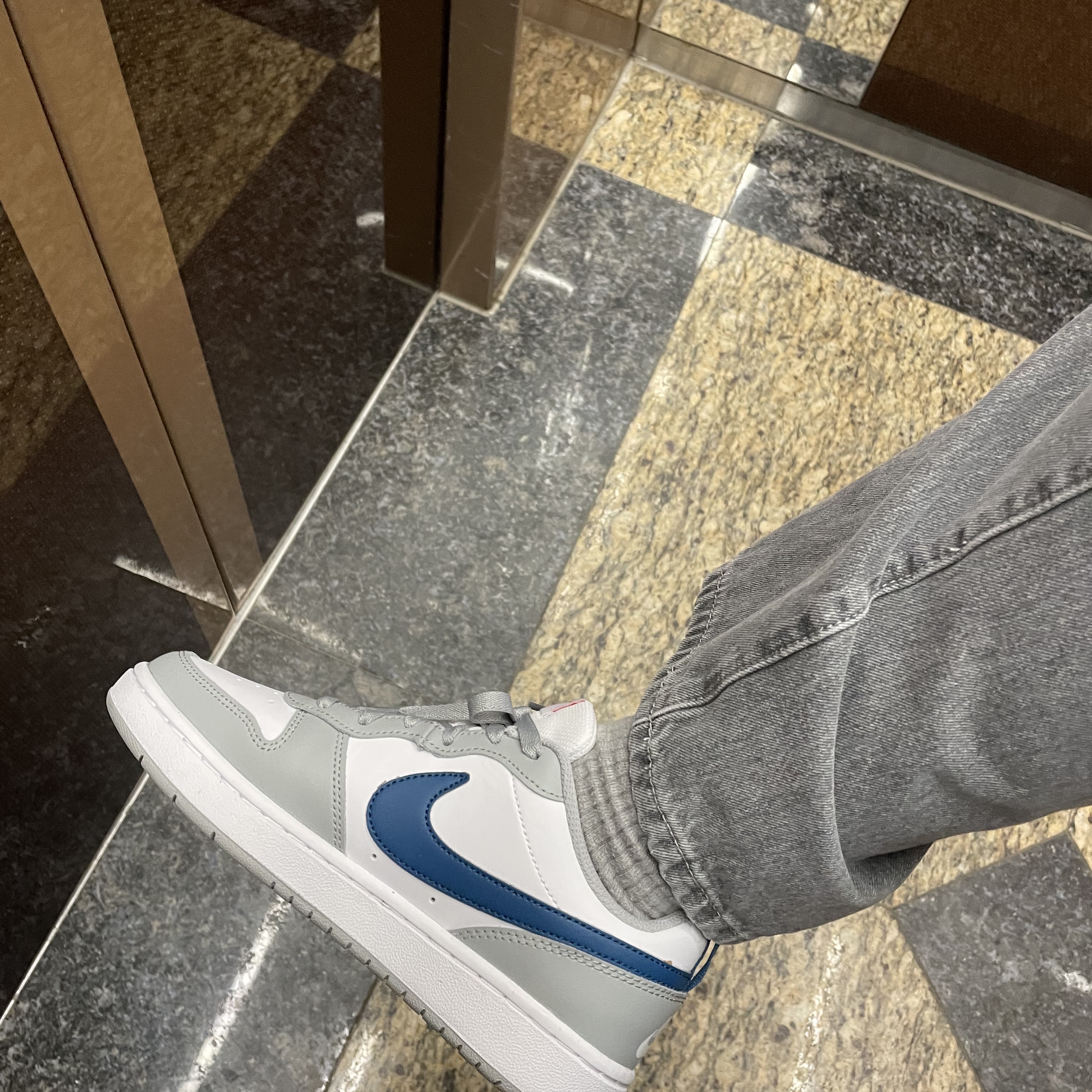 (GS) Nike Court Borough Low 2 Light Smoke Grey 착용 스타일 - 2