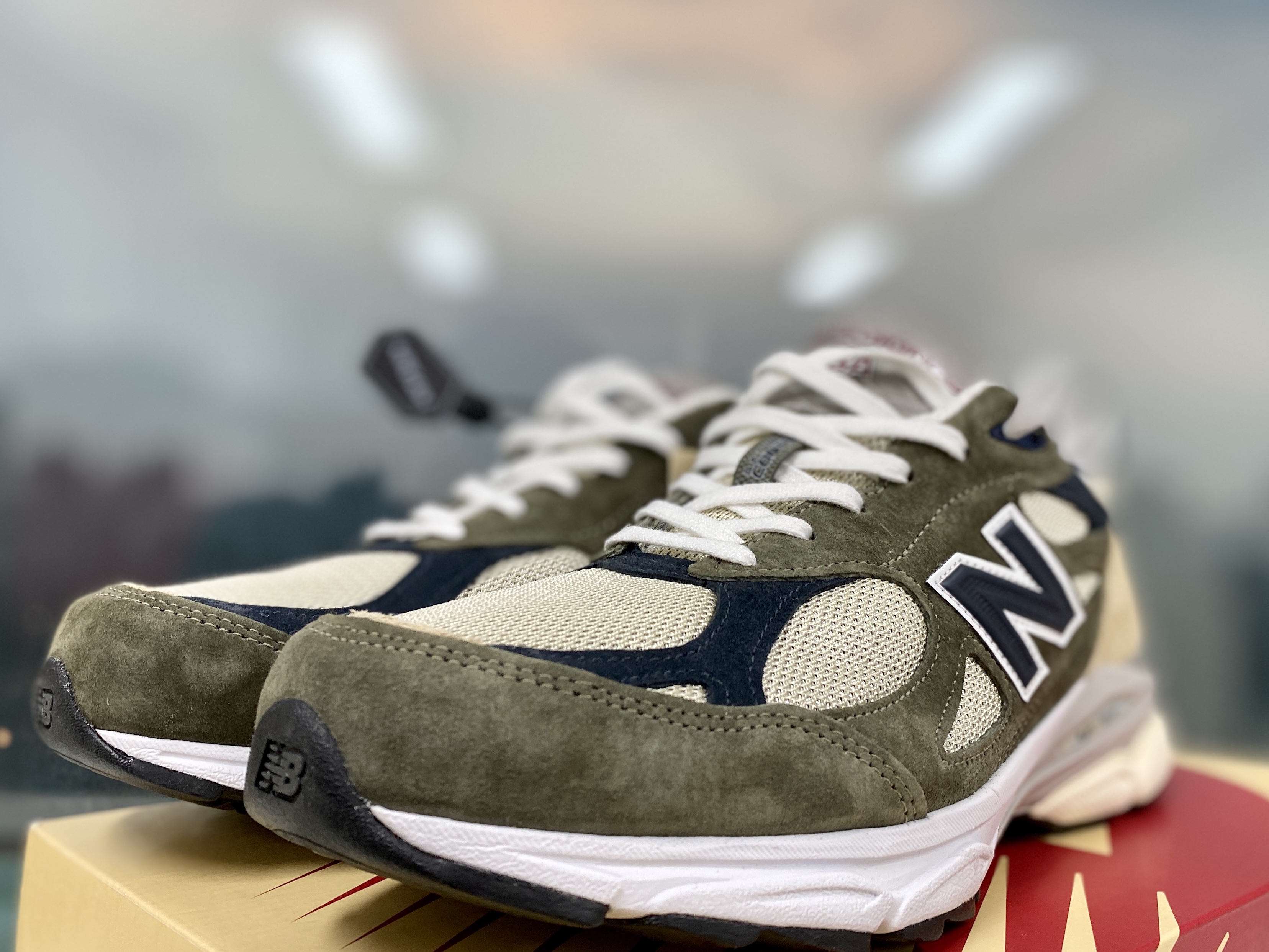 New Balance 990v3 Made in USA Olive 착용 스타일 - 3