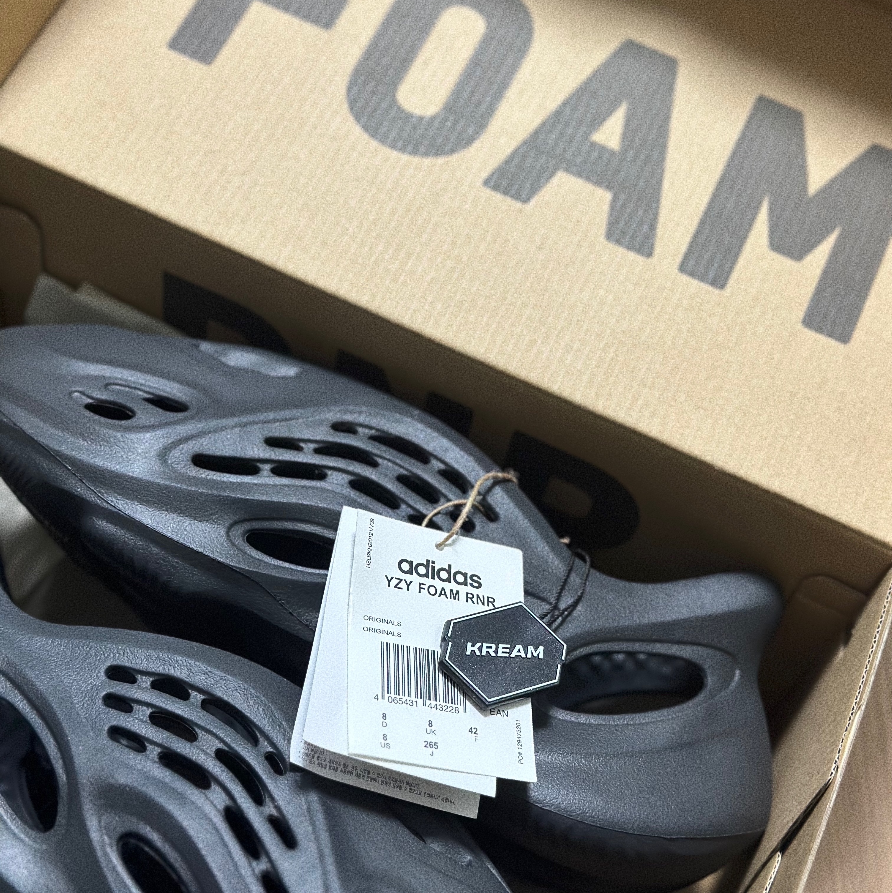 Adidas Yeezy Foam RNNR Onyx 착용 스타일 - 2