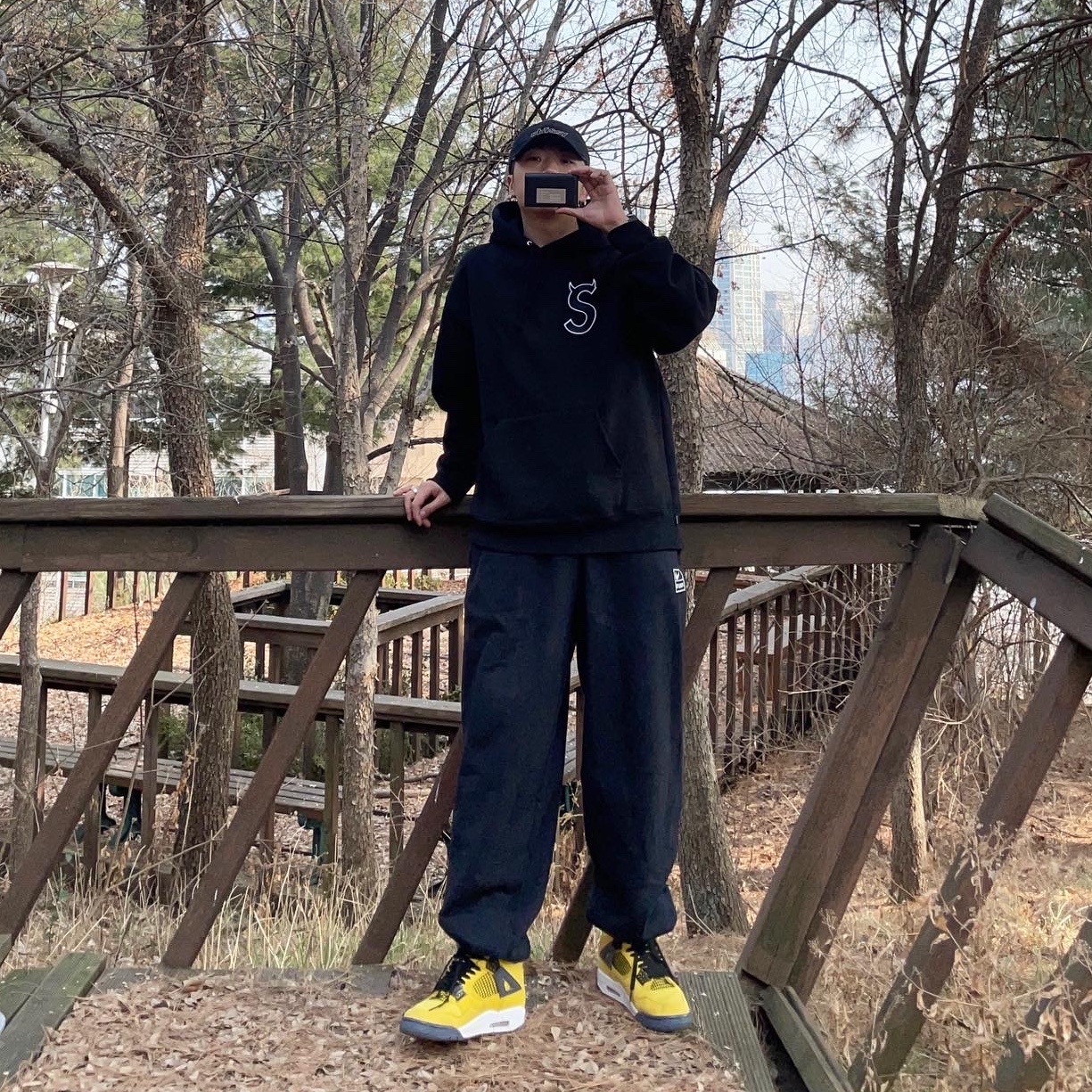 Jordan 4 Retro Tour Yellow, Supreme S Logo Hooded Sweatshirt Black - 22FW 착용 스타일