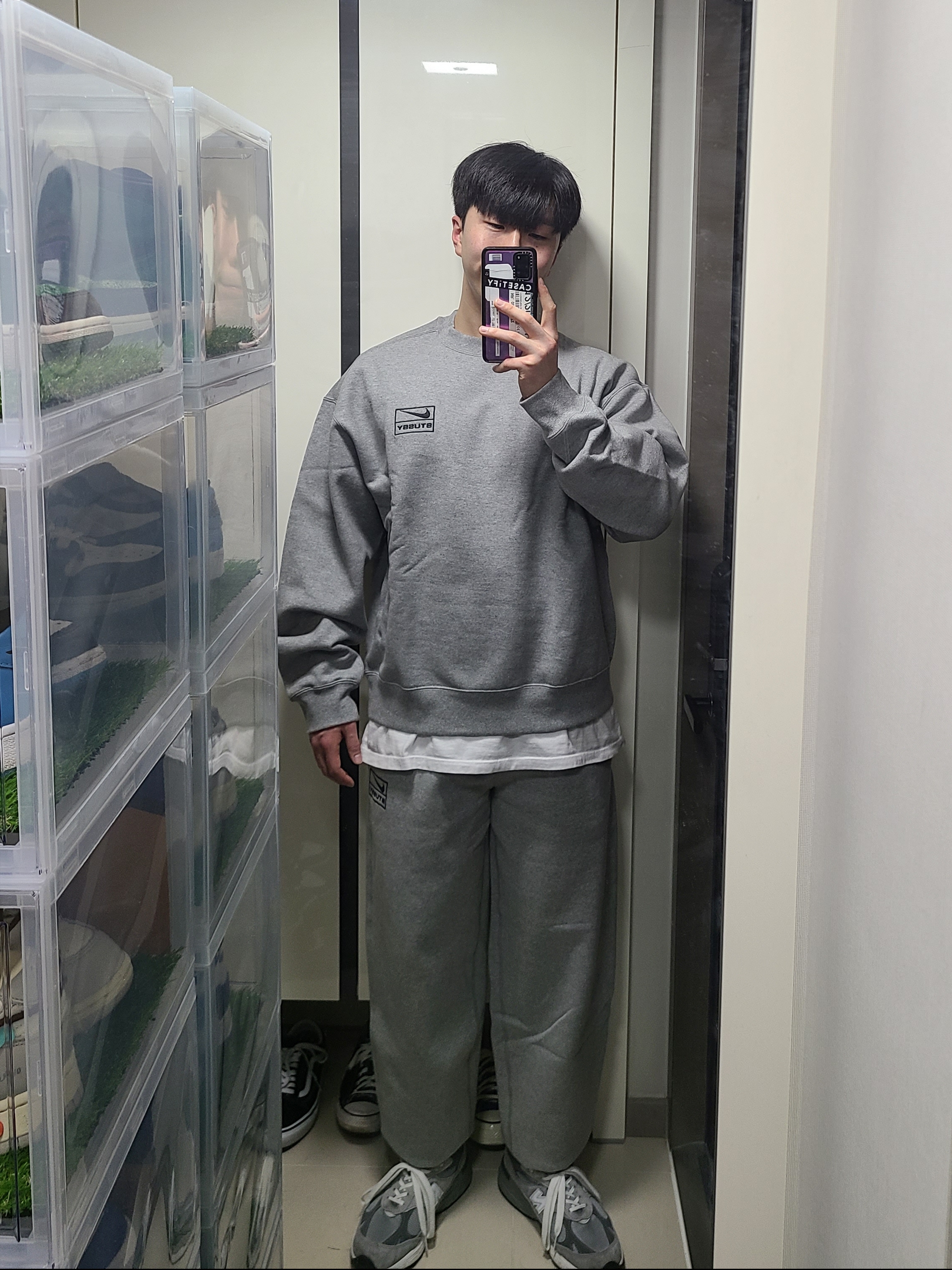 Nike x Stussy NRG Fleece Crewneck Dark Grey Heather (DO9337-063), Nike x Stussy NRG Fleece Pants Dark Grey Heather (DO9340-063) 착용 스타일 - 2