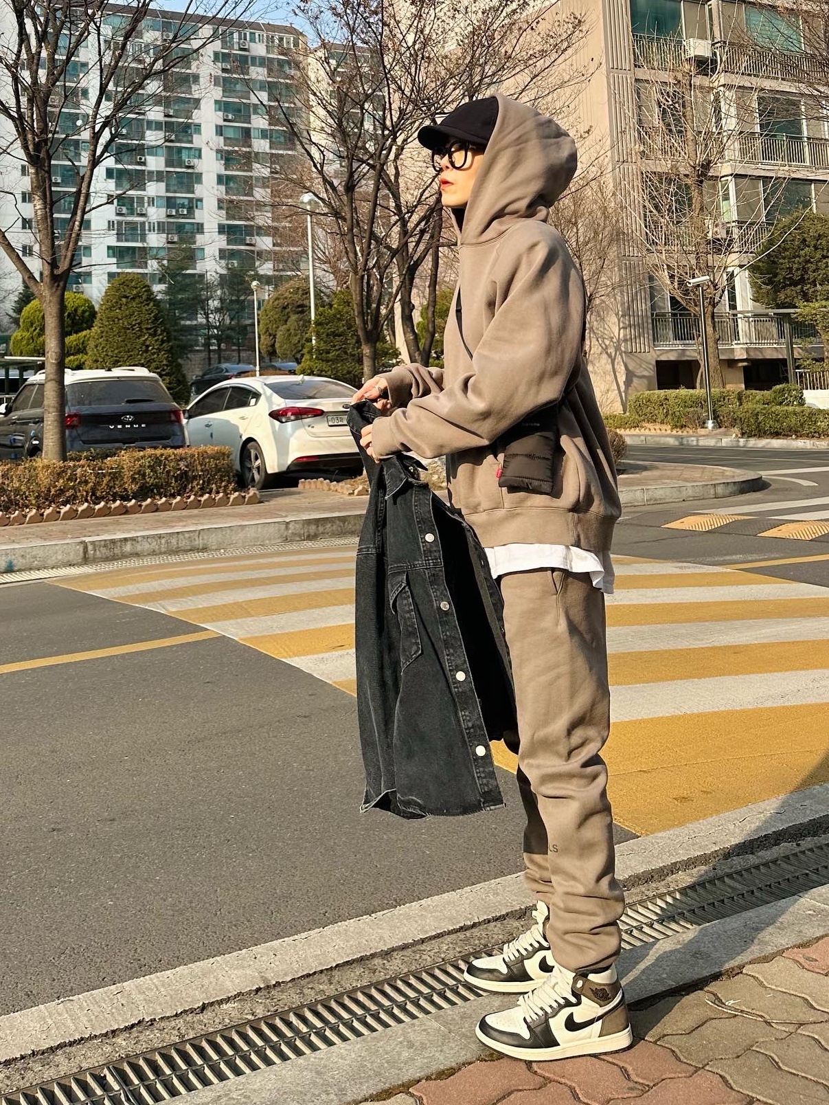 Essentials Pull-Over Hoodie Taupe - 21SS, Essentials Sweatpants Taupe - 21SS 착용 스타일 - 4