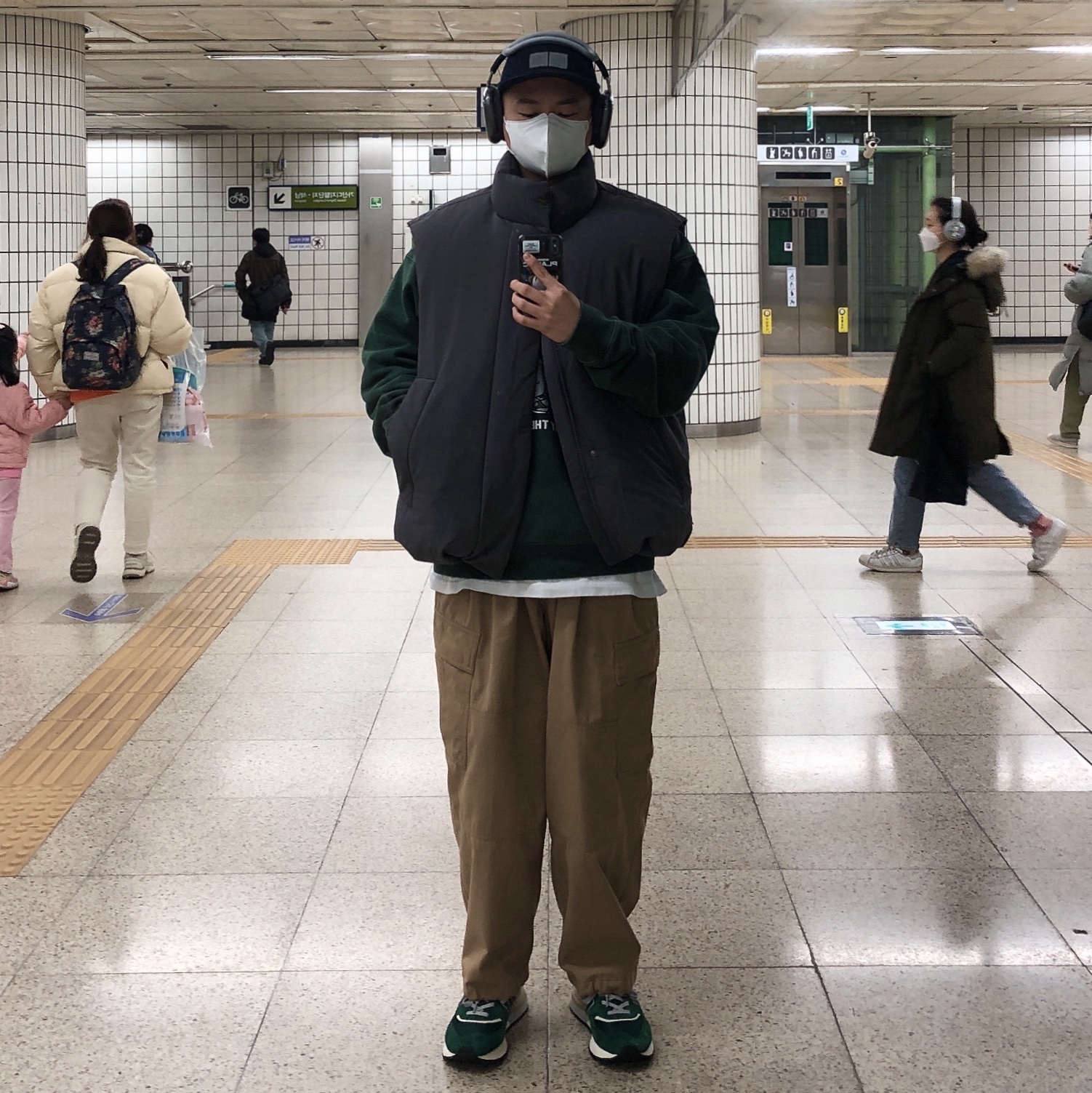 New Balance 574 Legacy Green 착용 스타일 - 1