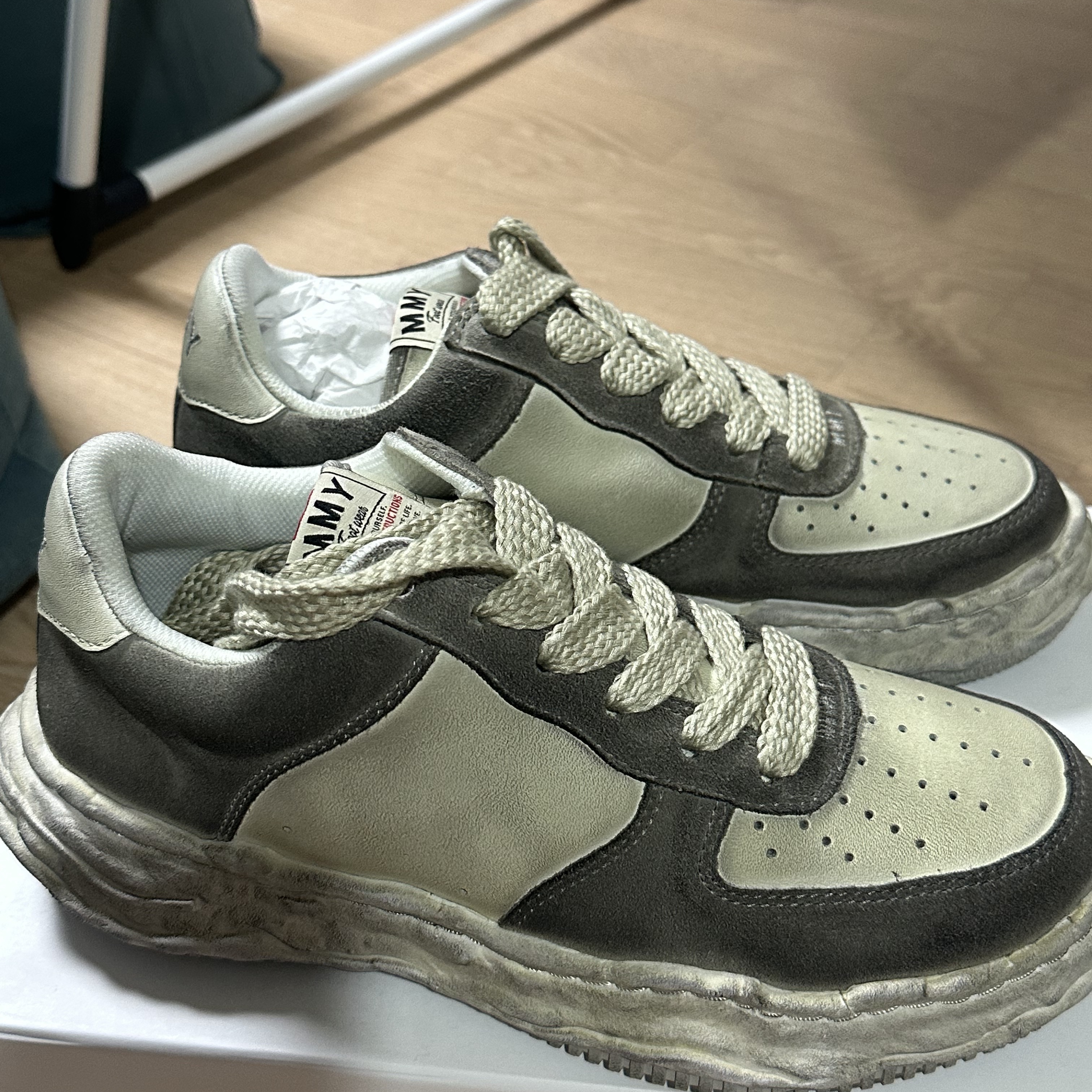Maison Mihara Yasuhiro Wayne OG Sole Distressed Leather Low-top Sneaker White 착용 스타일 - 2