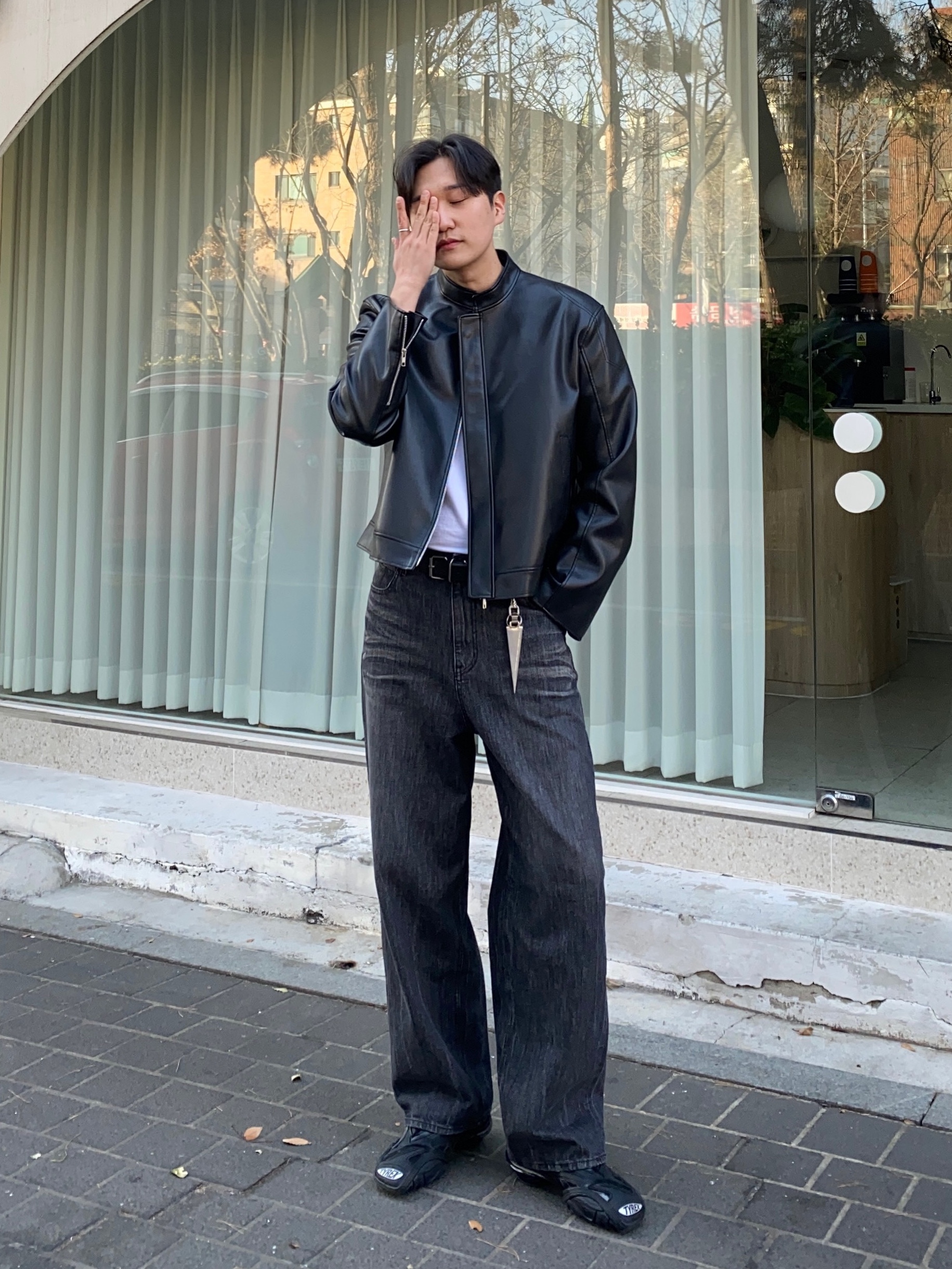 Balenciaga Tyrex Sneakers Black 착용 스타일 - 1