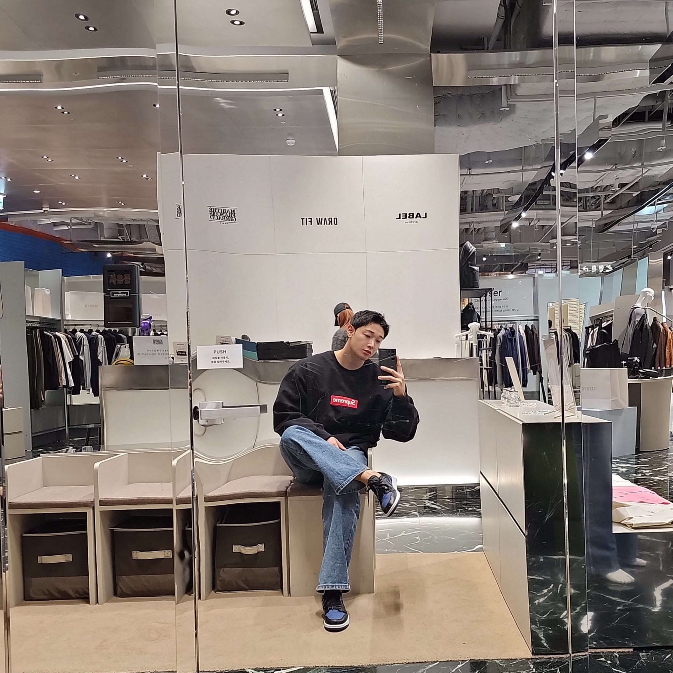 Supreme Box Logo Crewneck Black - 22FW, Jordan 1 Retro Low OG Mystic Navy 착용 스타일