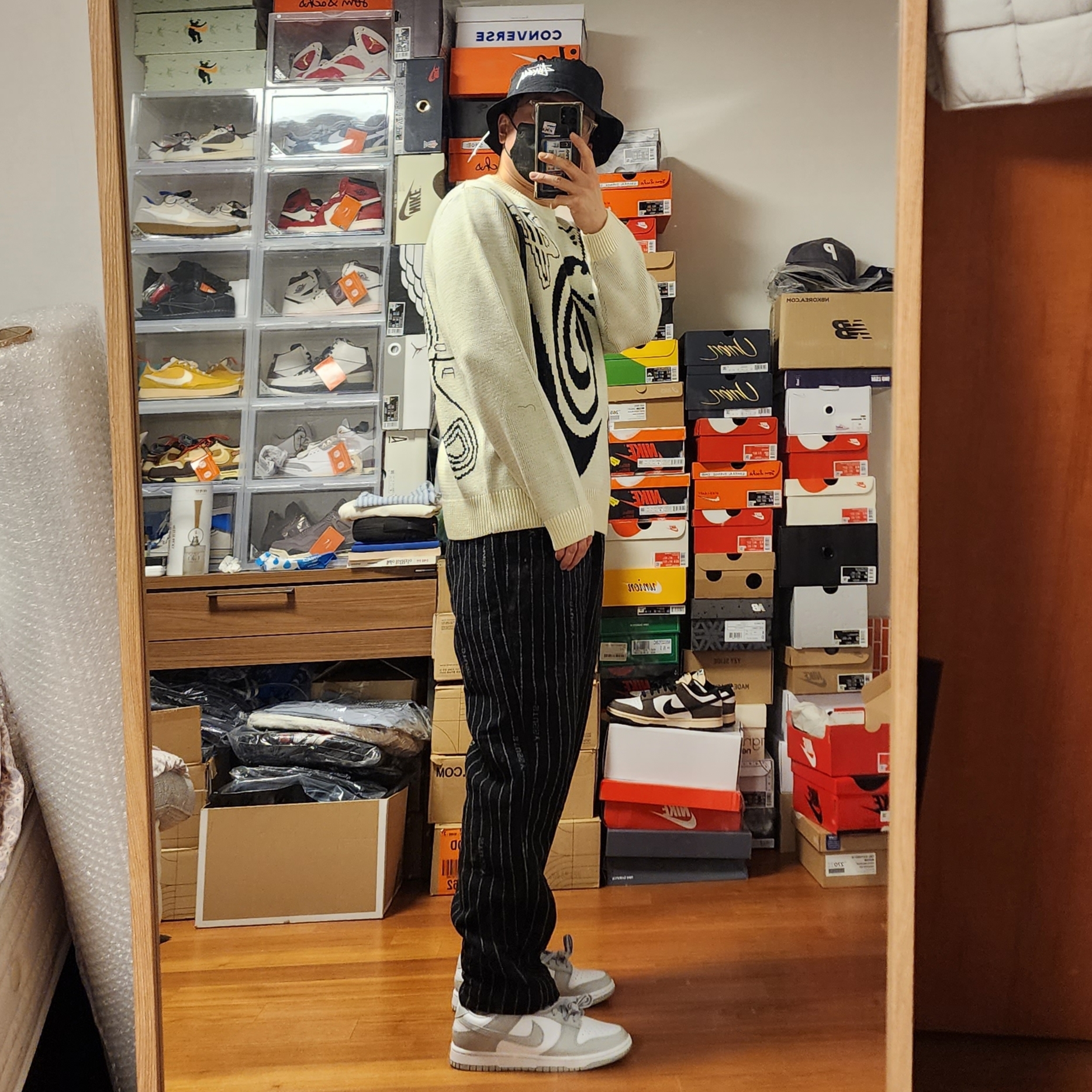 Nike x Stussy NRG LS Knit Sweater Fossil (DR2894-238), Nike x Stussy NRG Striped Wool Pants Black (DR4021-010) 착용 스타일 - 3