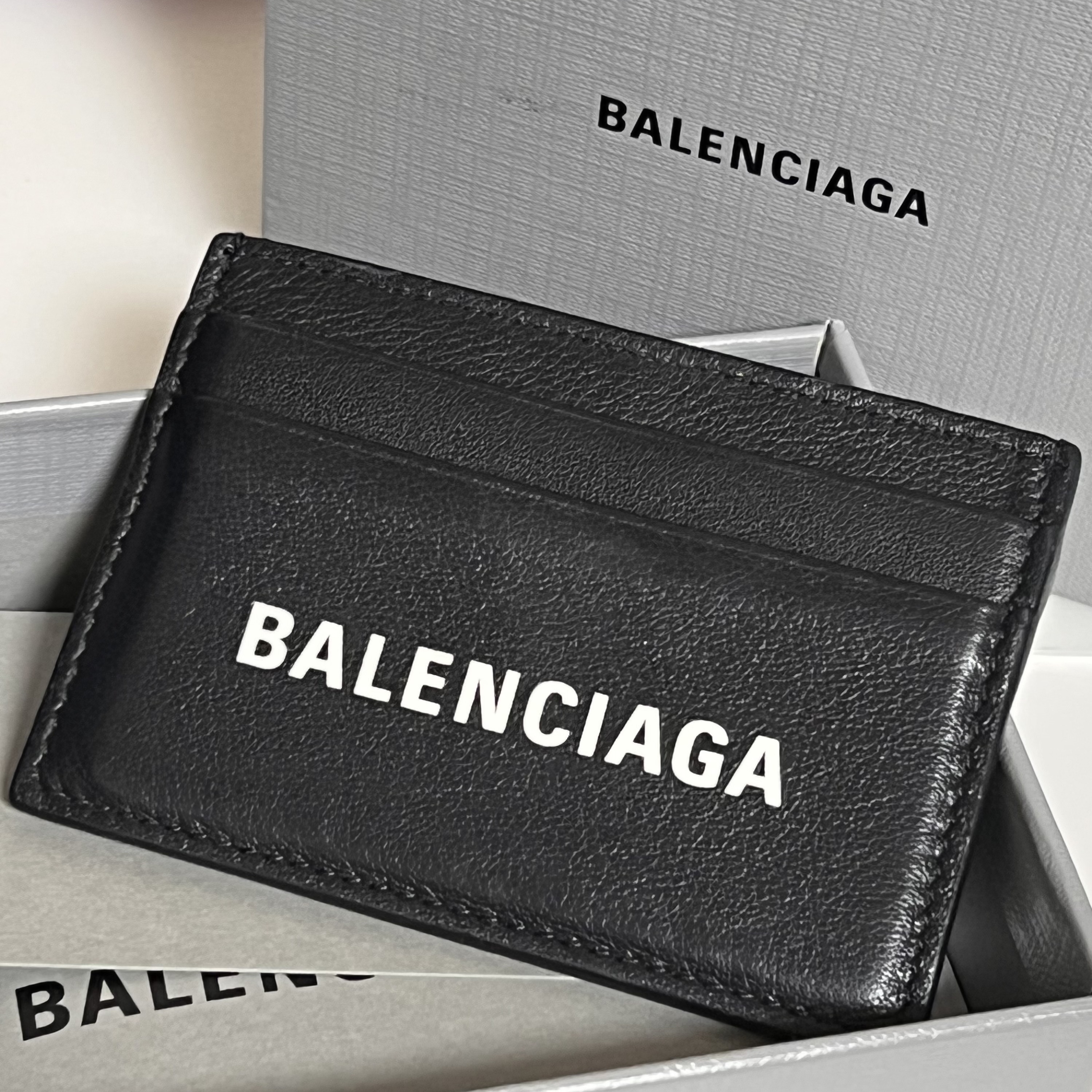Balenciaga Cash Card Holder Black 착용 스타일