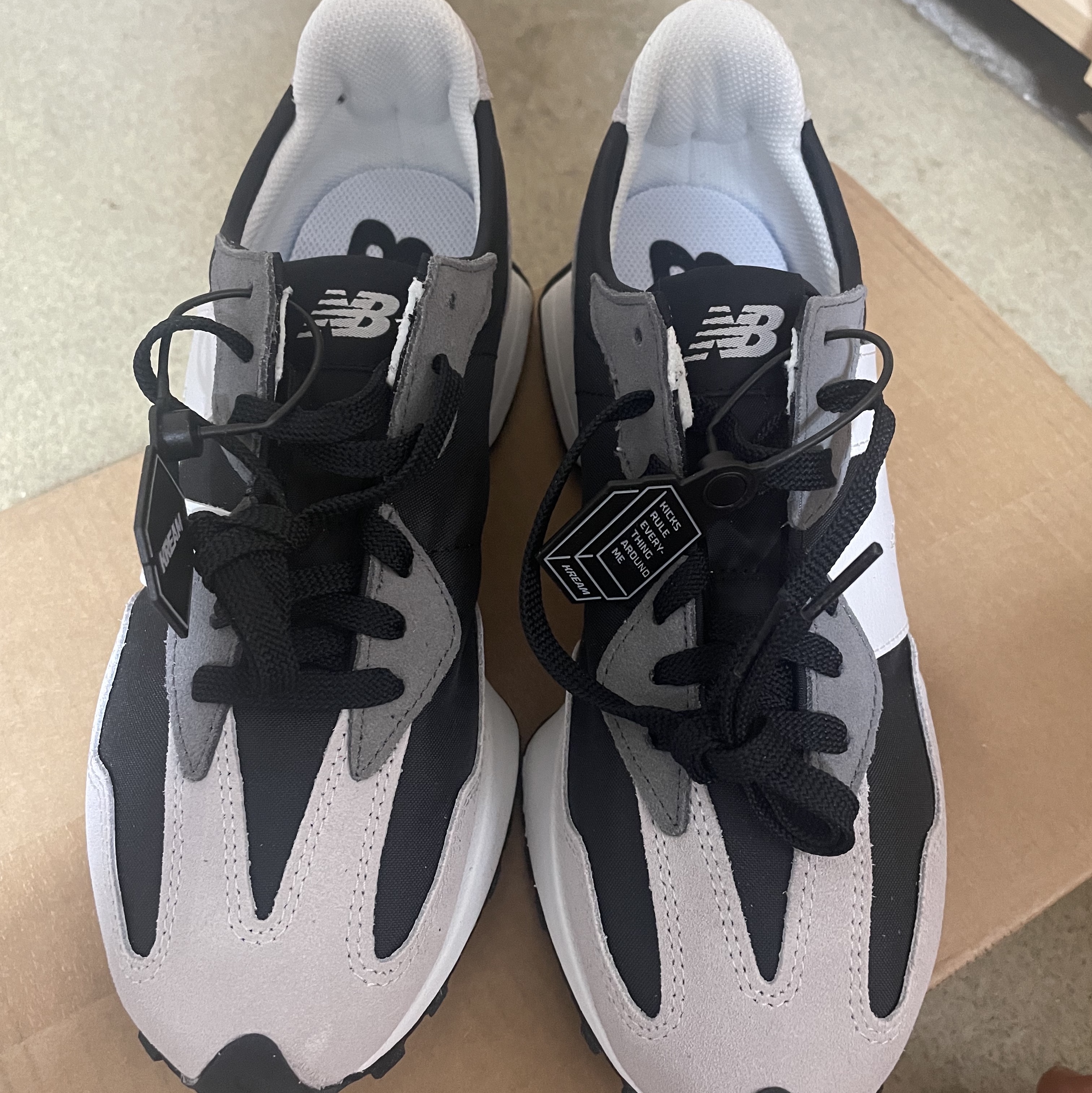 New Balance 327 Black Grey 착용 스타일