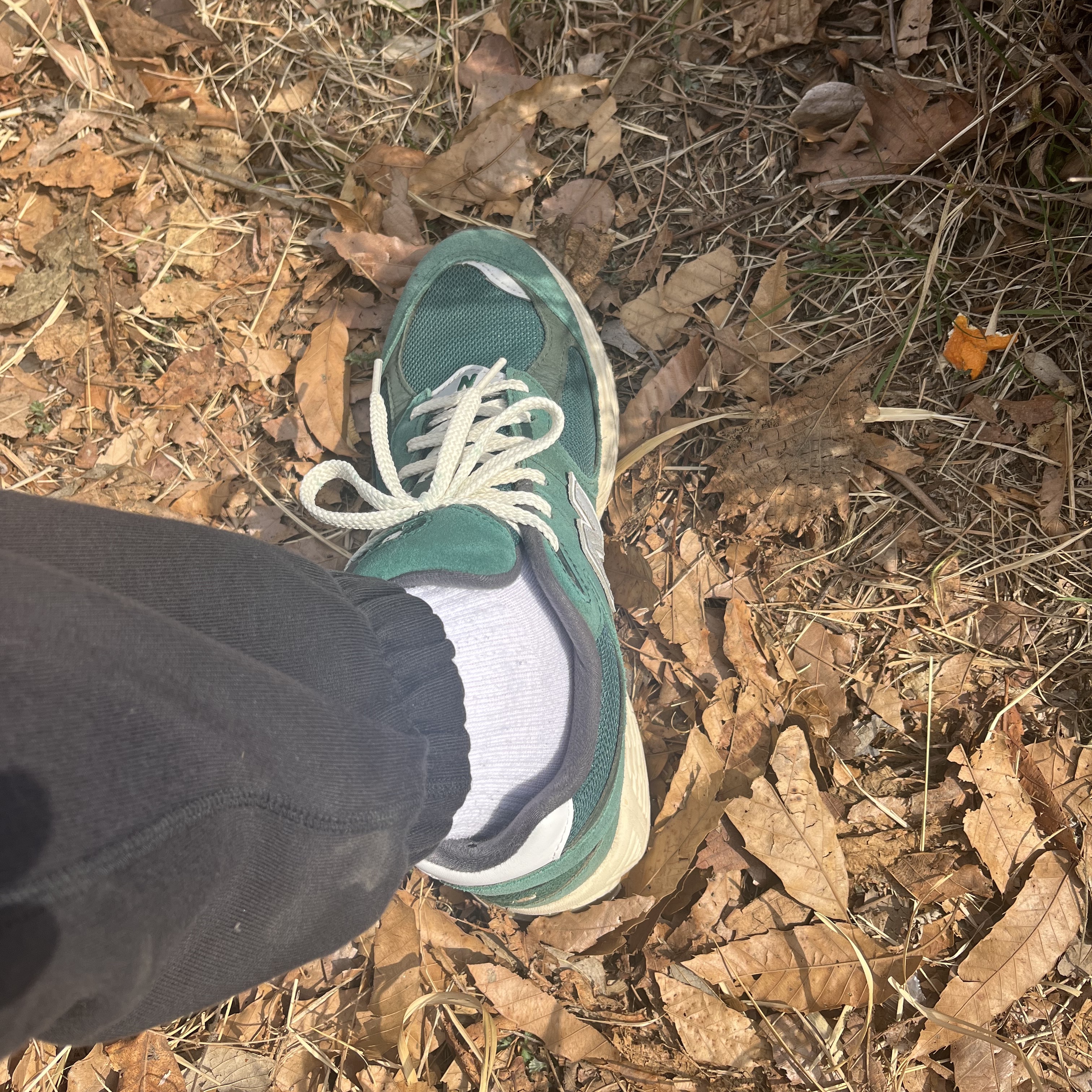 New Balance 2002R Nightwatch Green 착용 스타일 - 1