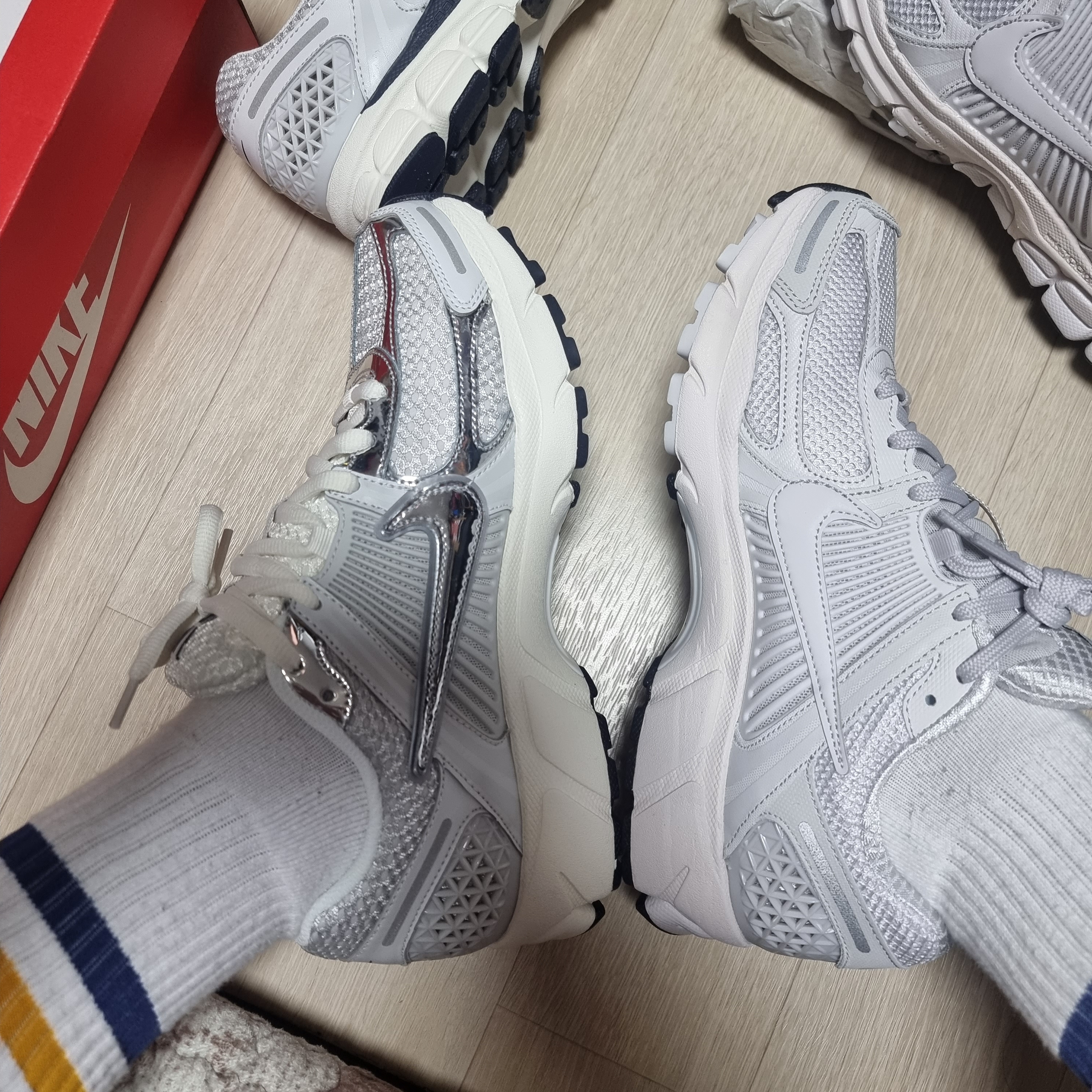 (W) Nike Zoom Vomero 5 Photon Dust and Metallic Silver 착용 스타일 - 3