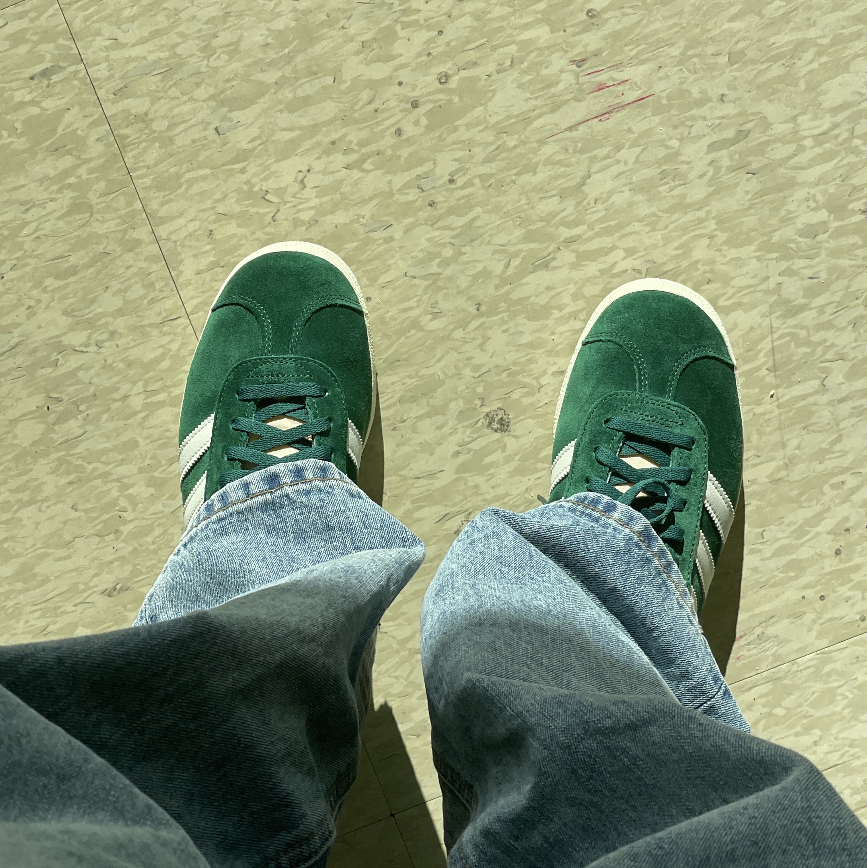 Adidas Gazelle Dark Green Cream White 착용 스타일 - 1