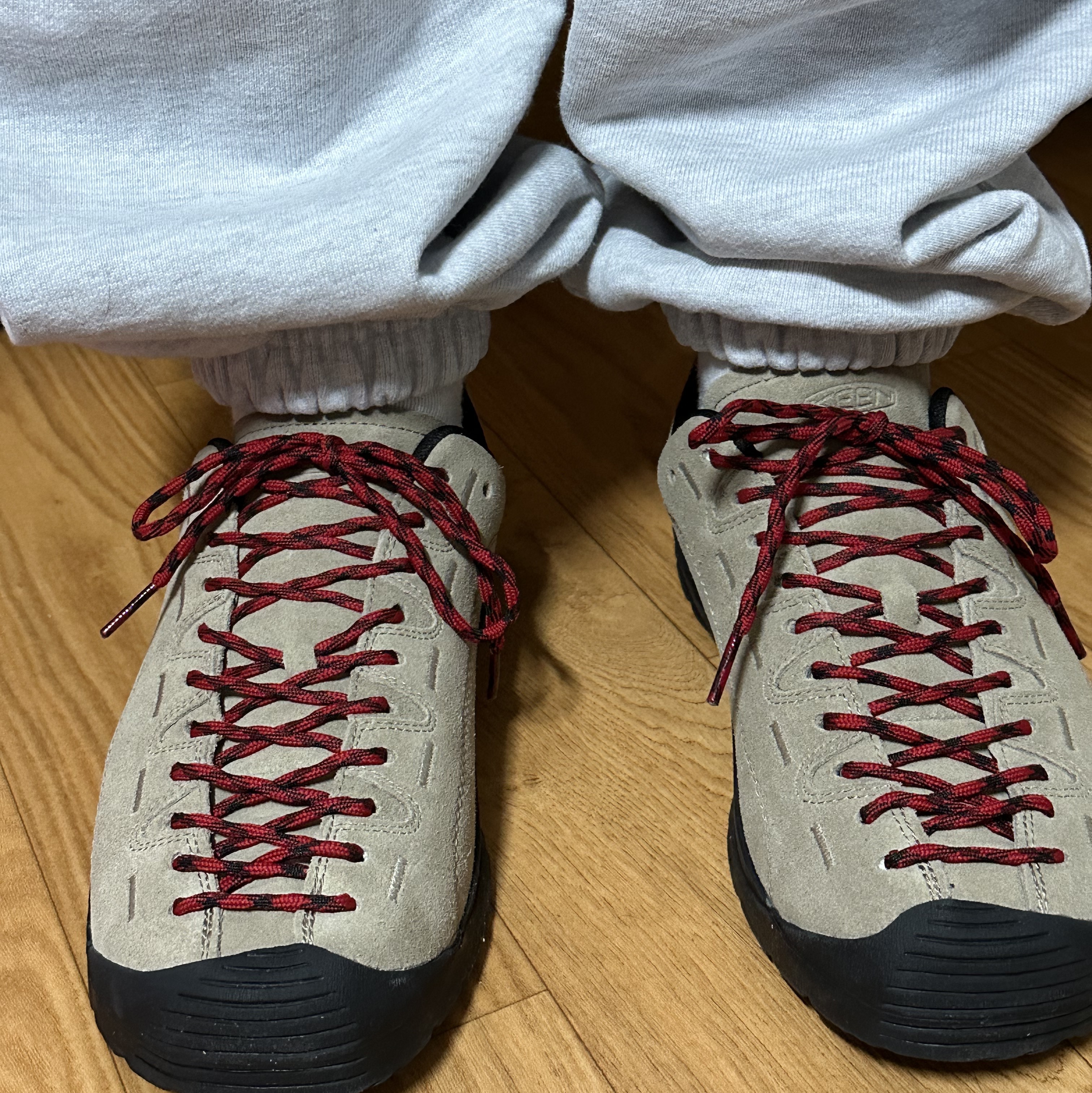 Keen Jasper Suede Sneakers Silver Mink 착용 스타일