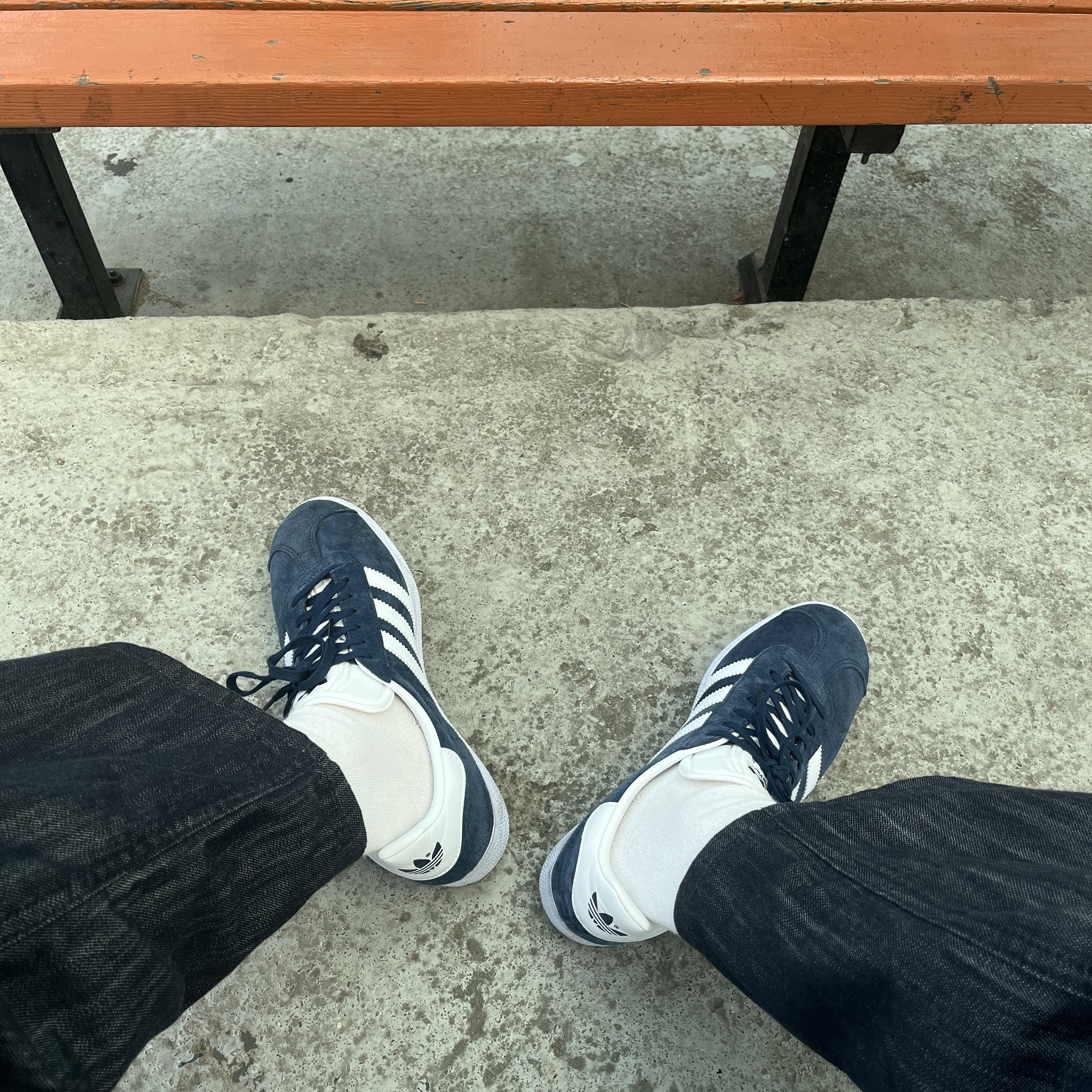 Adidas Gazelle Collegiate Navy 착용 스타일