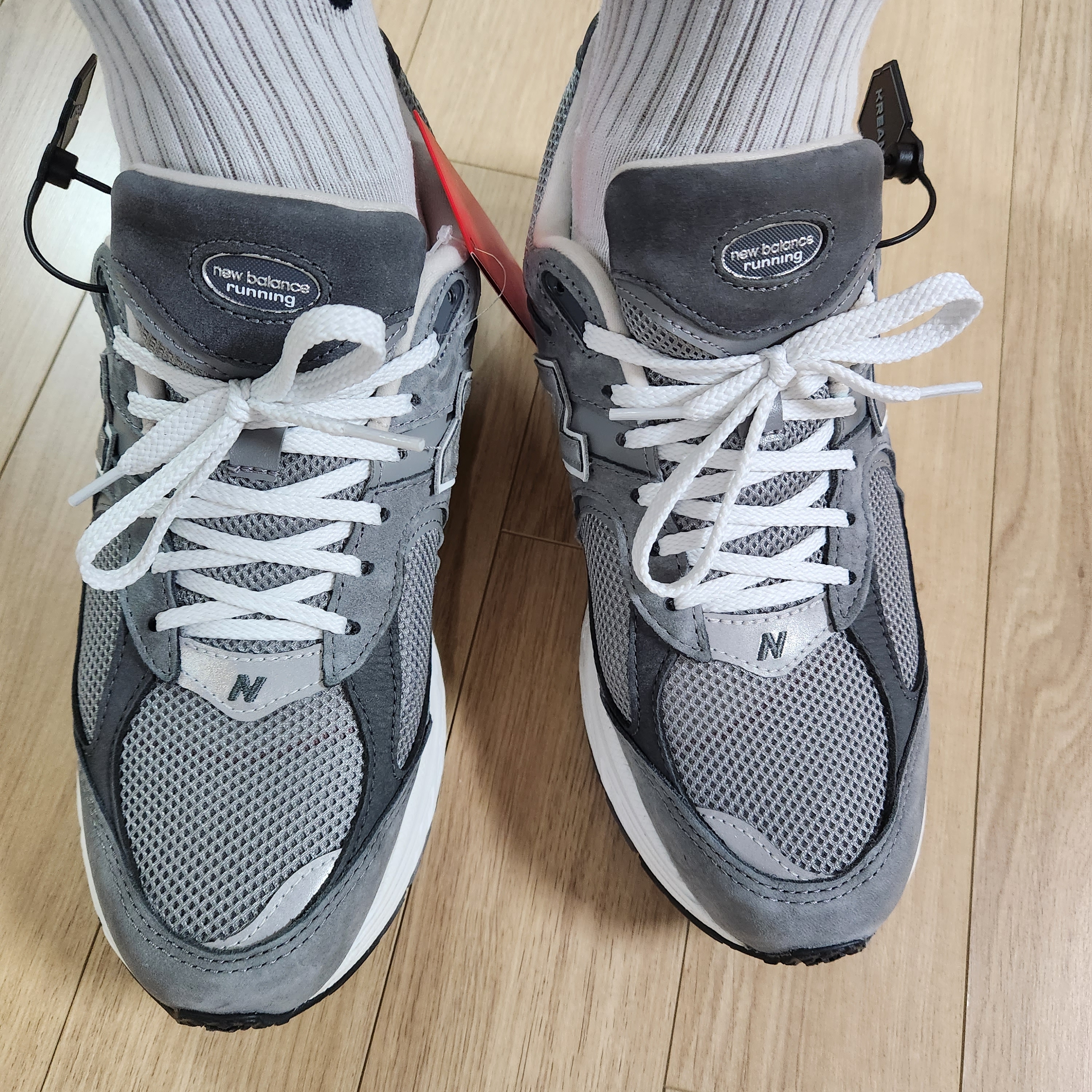 New Balance 2002R Premium Vintage Grey 착용 스타일 - 1