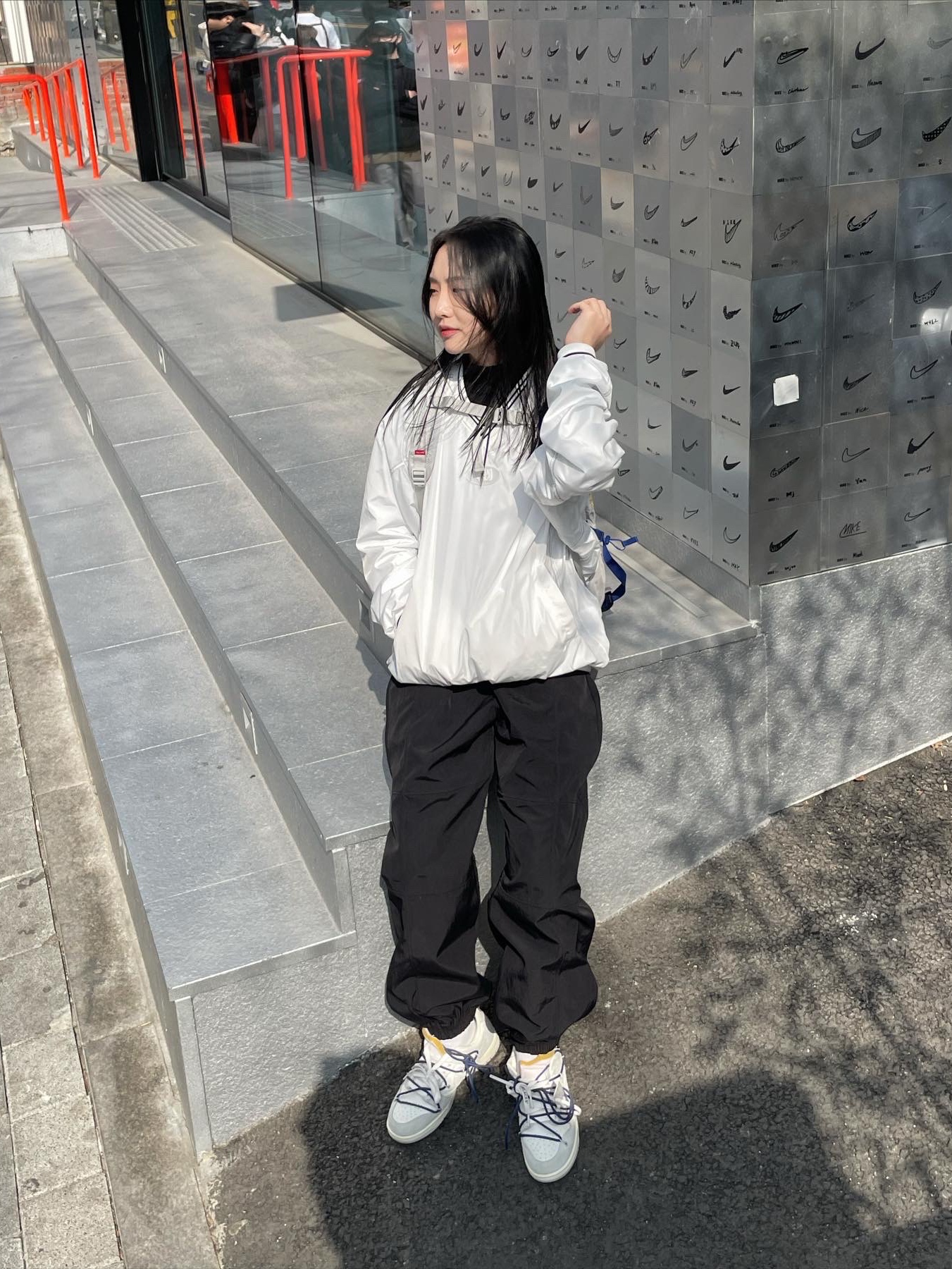 Nike x Off-White Dunk Low The 50 - Lot 18, Supreme Backpack Silver - 22SS 착용 스타일 - 1