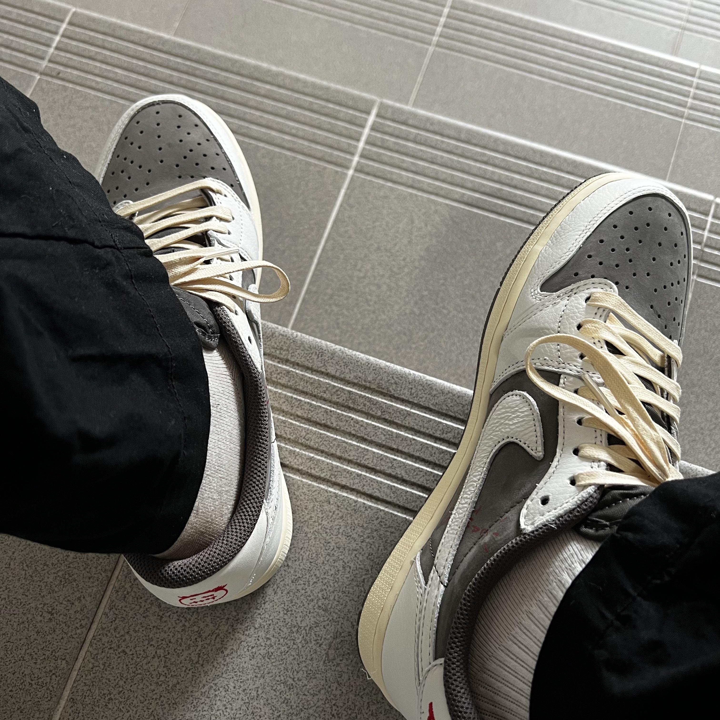 Jordan 1 x Travis Scott Retro Low OG SP Sail and Ridgerock 착용 스타일