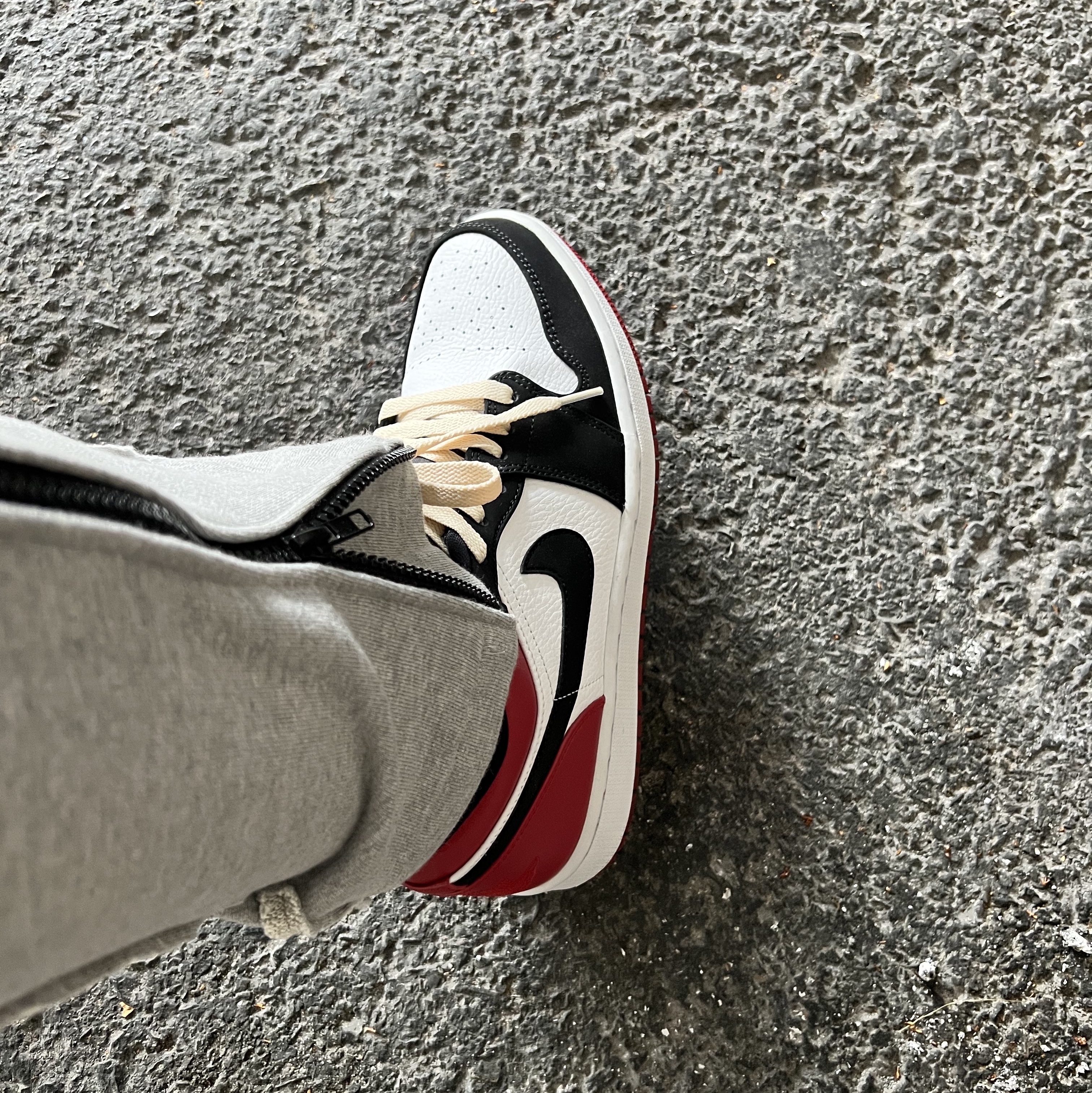Jordan 1 Low Black Toe 착용 스타일 - 2