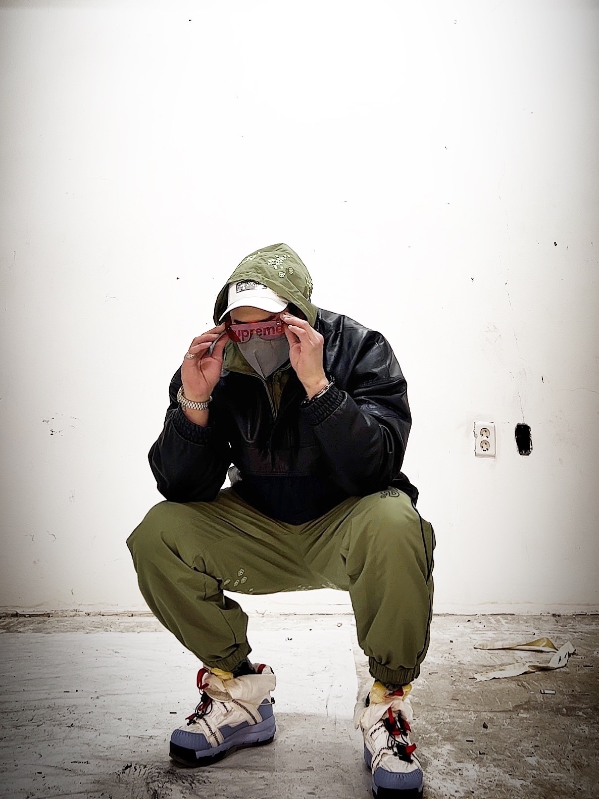 Supreme Mirror Camp Cap White - 21FW, Supreme Chicago Box Logo T-Shirt White - 22FW 착용 스타일 - 1