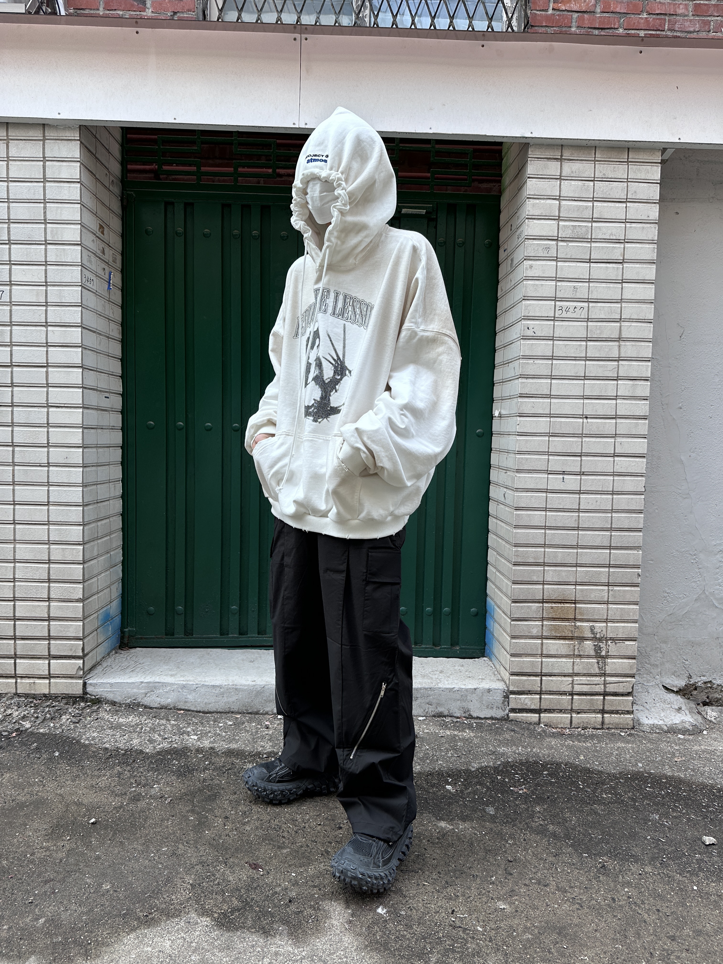 Project G/R x Atmos Etiquette Lesson Vintage Washed Hoodie White, Balenciaga Defender Sneakers Black 착용 스타일 - 1