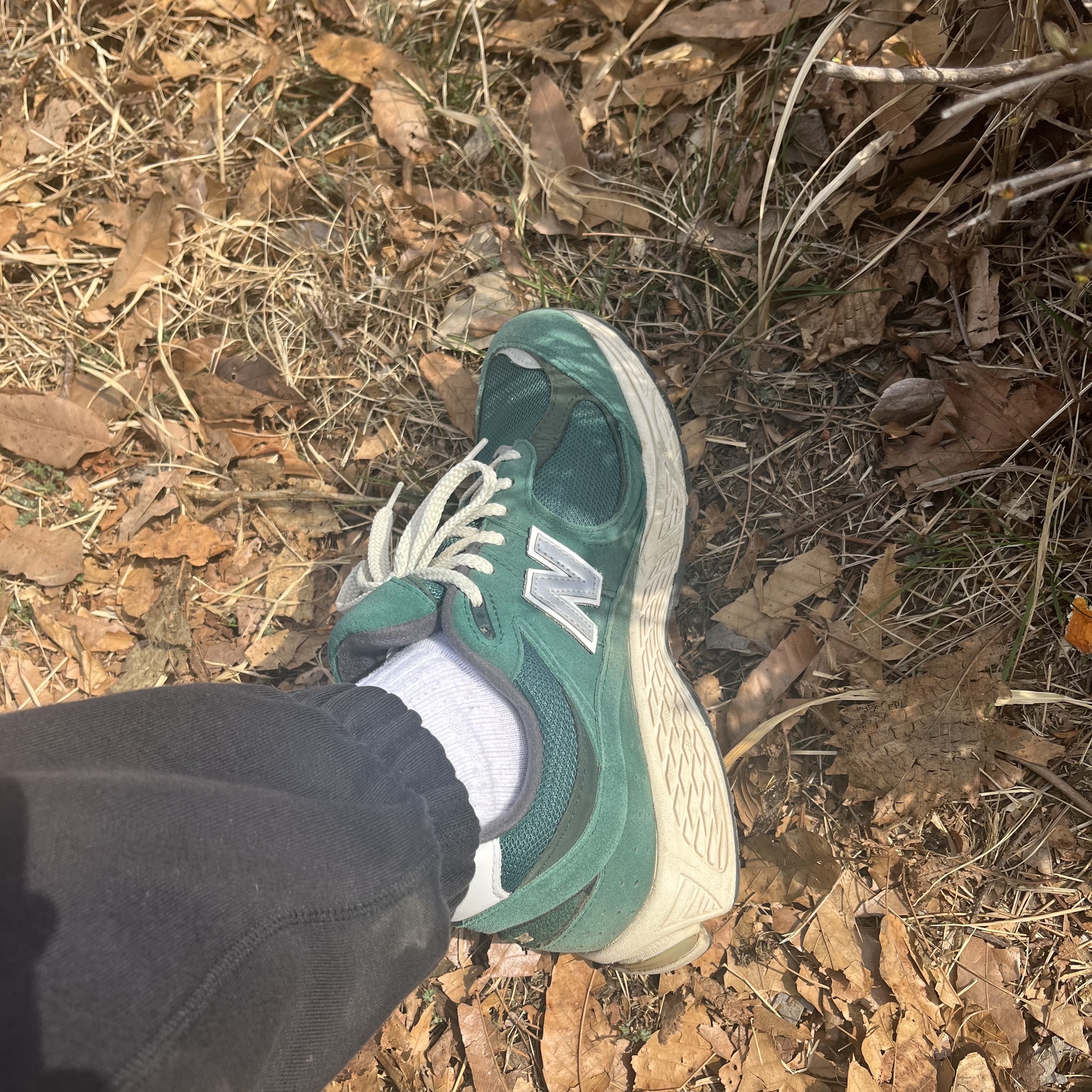 New Balance 2002R Nightwatch Green 착용 스타일 - 2