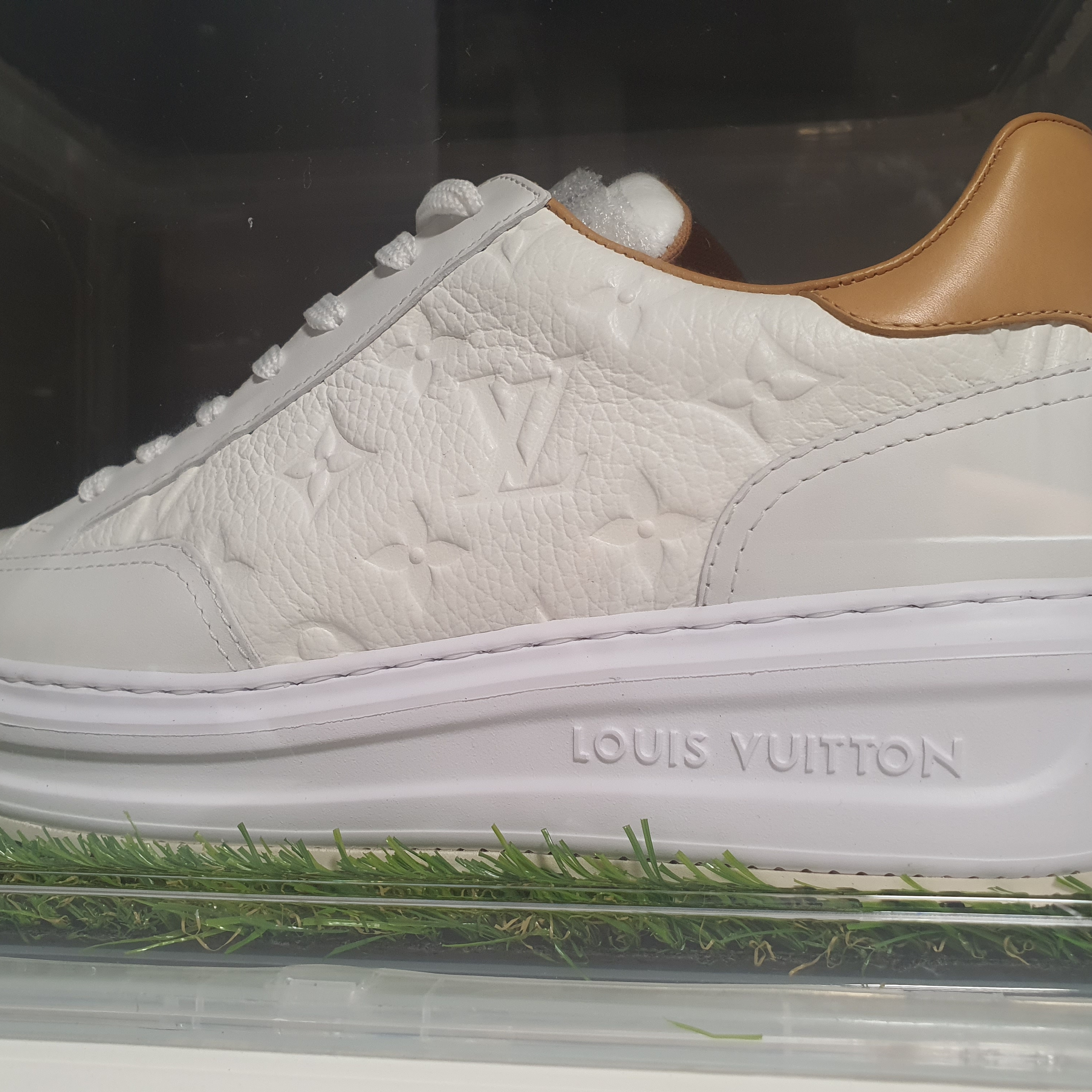 Louis Vuitton Beverly Hills Sneakers White 착용 스타일