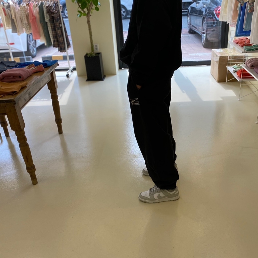 Nike x Stussy NRG Washed Fleece Crewneck Black (DO5310-010), Nike x Stussy NRG Washed Fleece Pants Black (DO5296-010) 착용 스타일 - 2