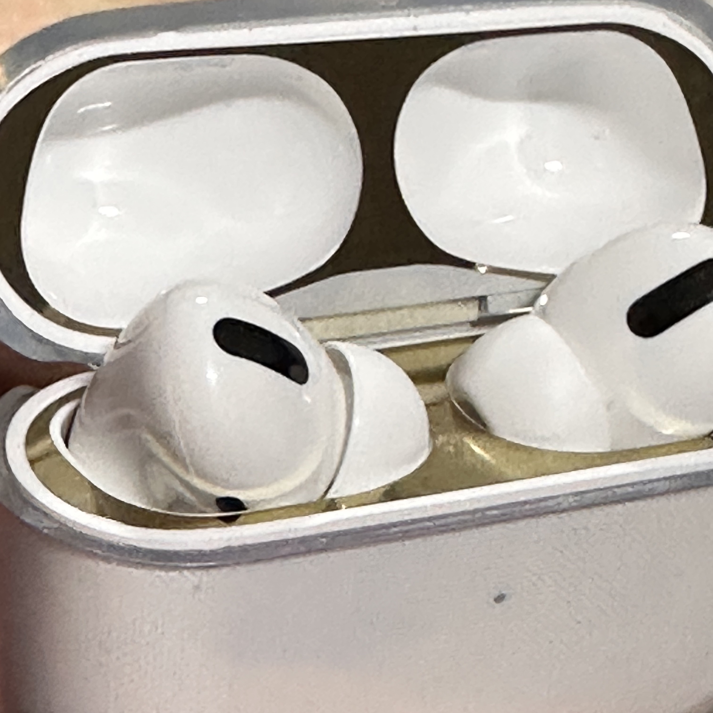 Apple AirPods Pro with MagSafe Charging Case (Korean Ver.) 착용 스타일