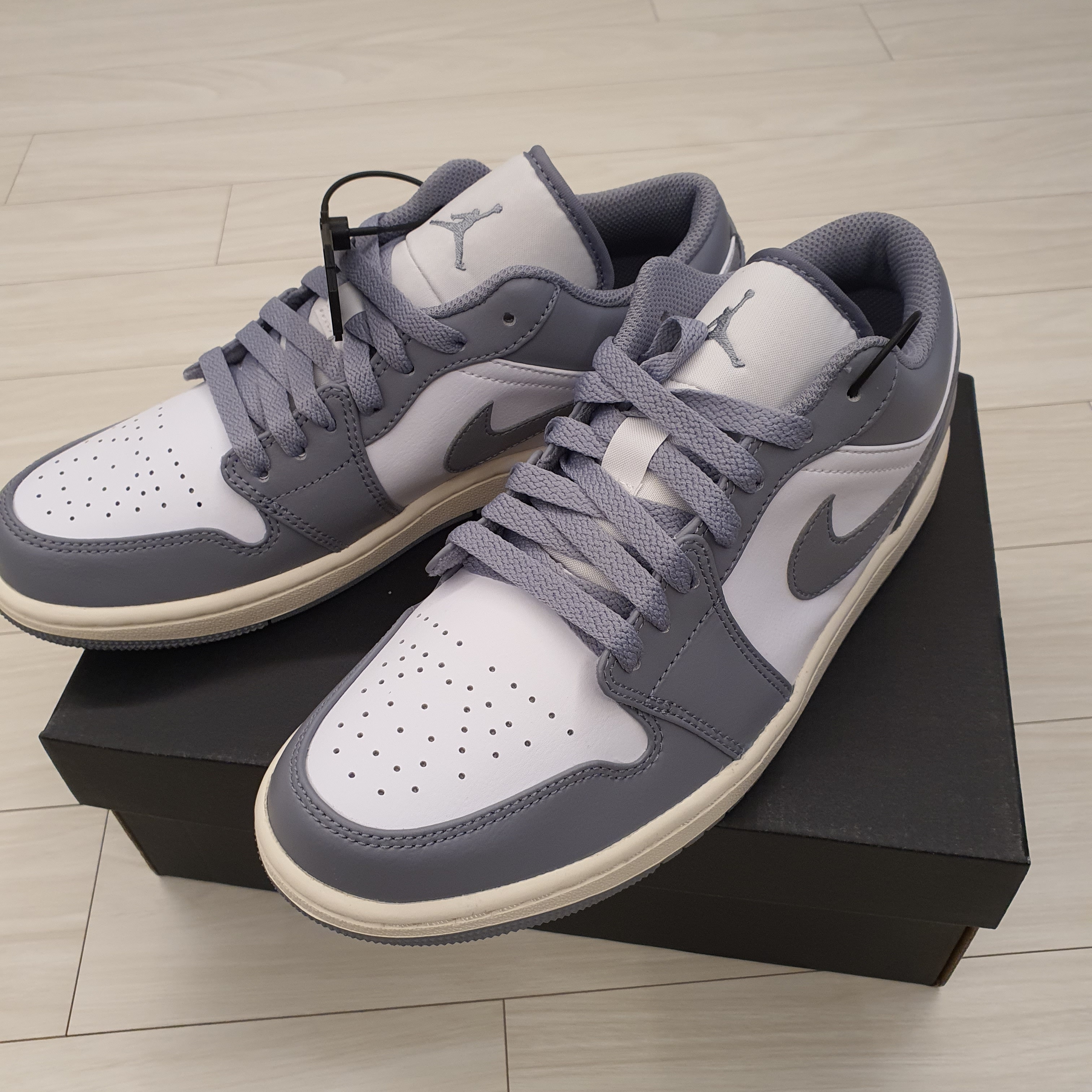 Jordan 1 Low Stealth and White 착용 스타일