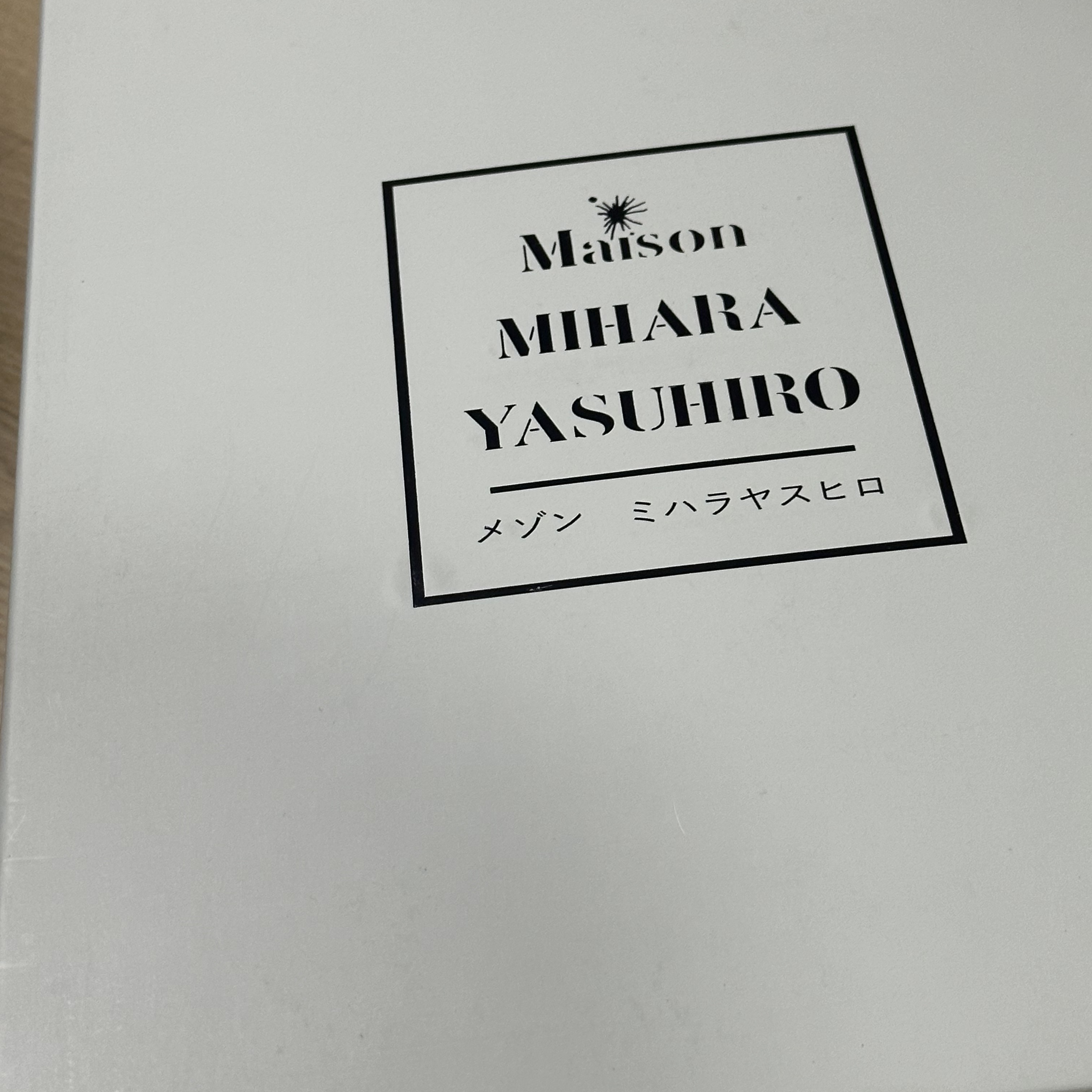 Maison Mihara Yasuhiro Wayne OG Sole Distressed Leather Low-top Sneaker White 착용 스타일 - 1