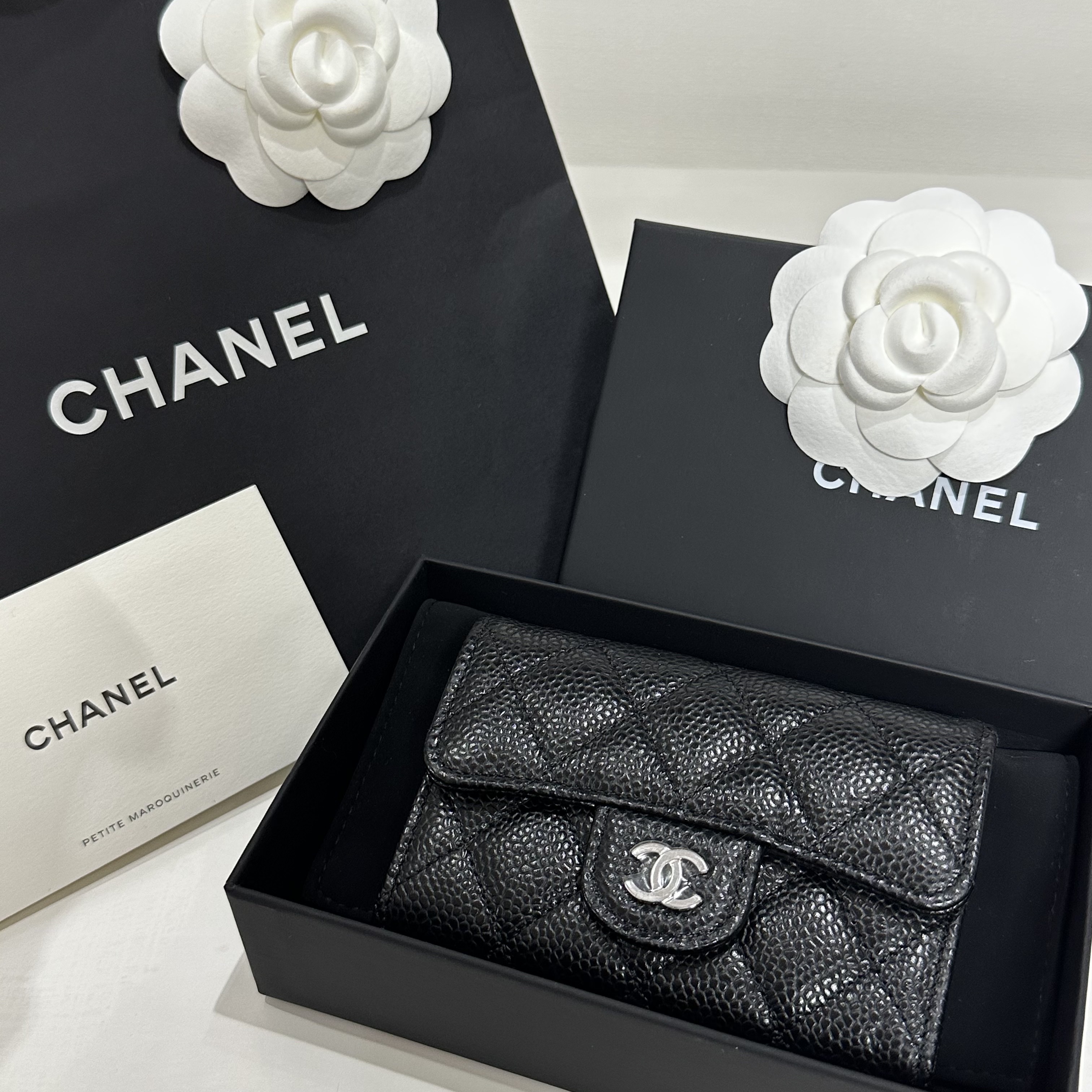 Chanel Classic Card Holder Grained Calfskin & Silver Black 착용 스타일