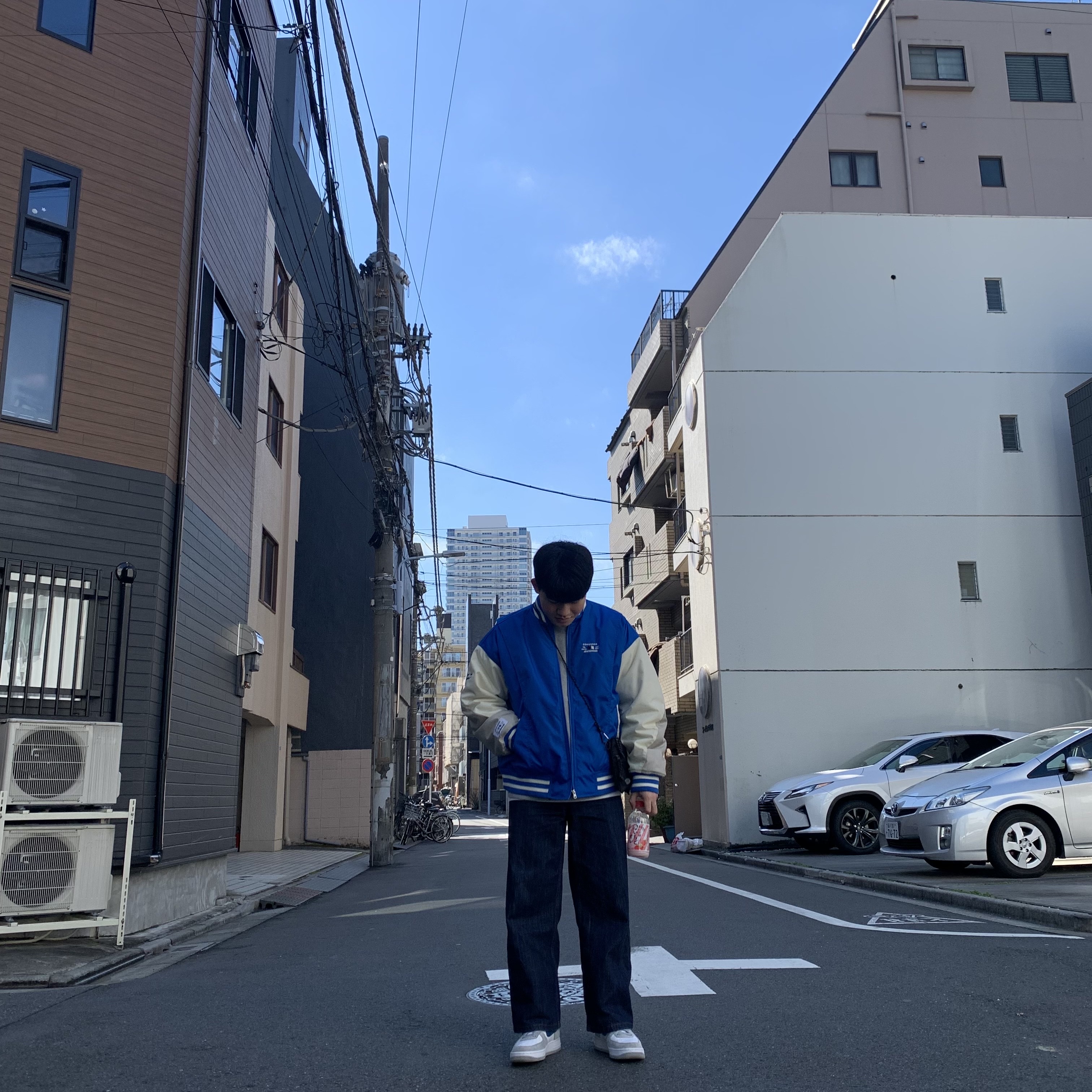Converse x Ader Error Shapes Varsity Jacket Cobalt, Nike Air Force 1 '07 LV8 Athletic Club Light Smoke Grey Marina 착용 스타일