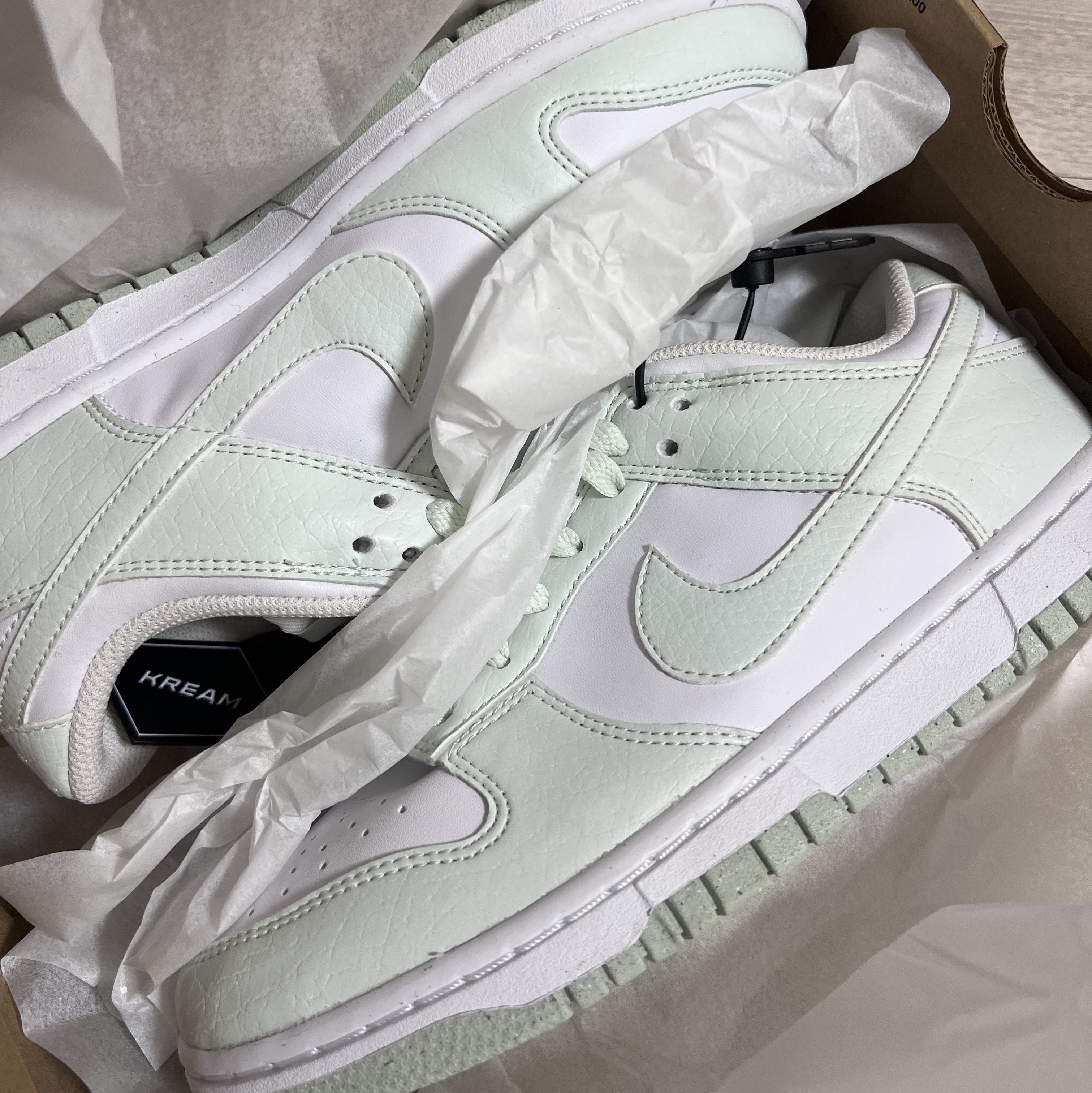 (W) Nike Dunk Low Next Nature Barely Green and White 착용 스타일 - 1