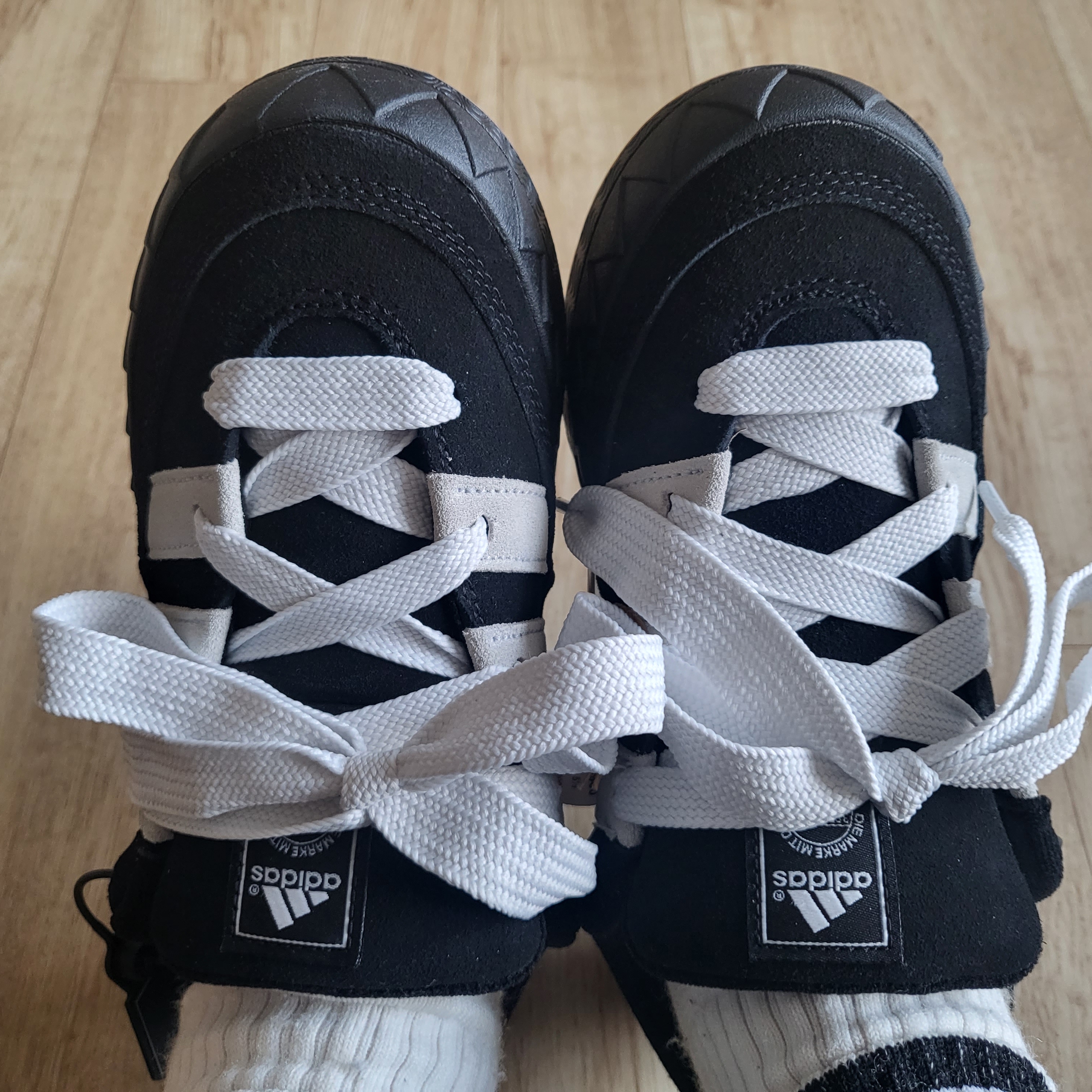 Adidas Adimatic Core Black Crystal White 착용 스타일
