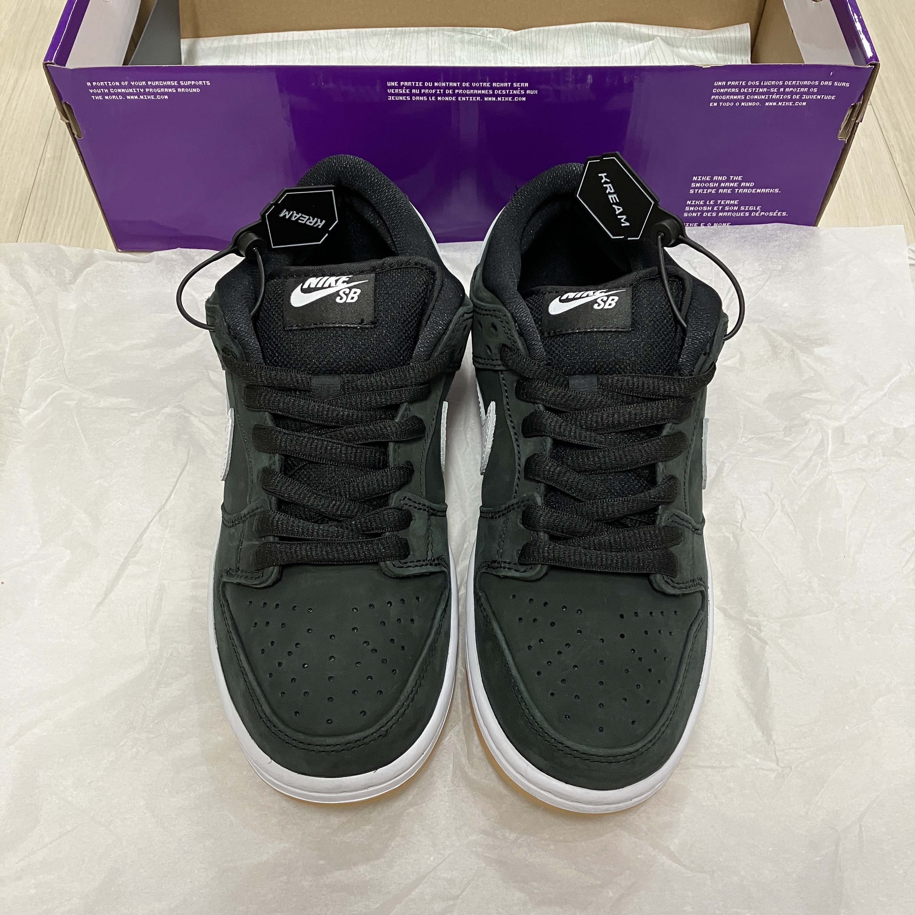 Nike SB Dunk Low Pro Black White 착용 스타일 - 1