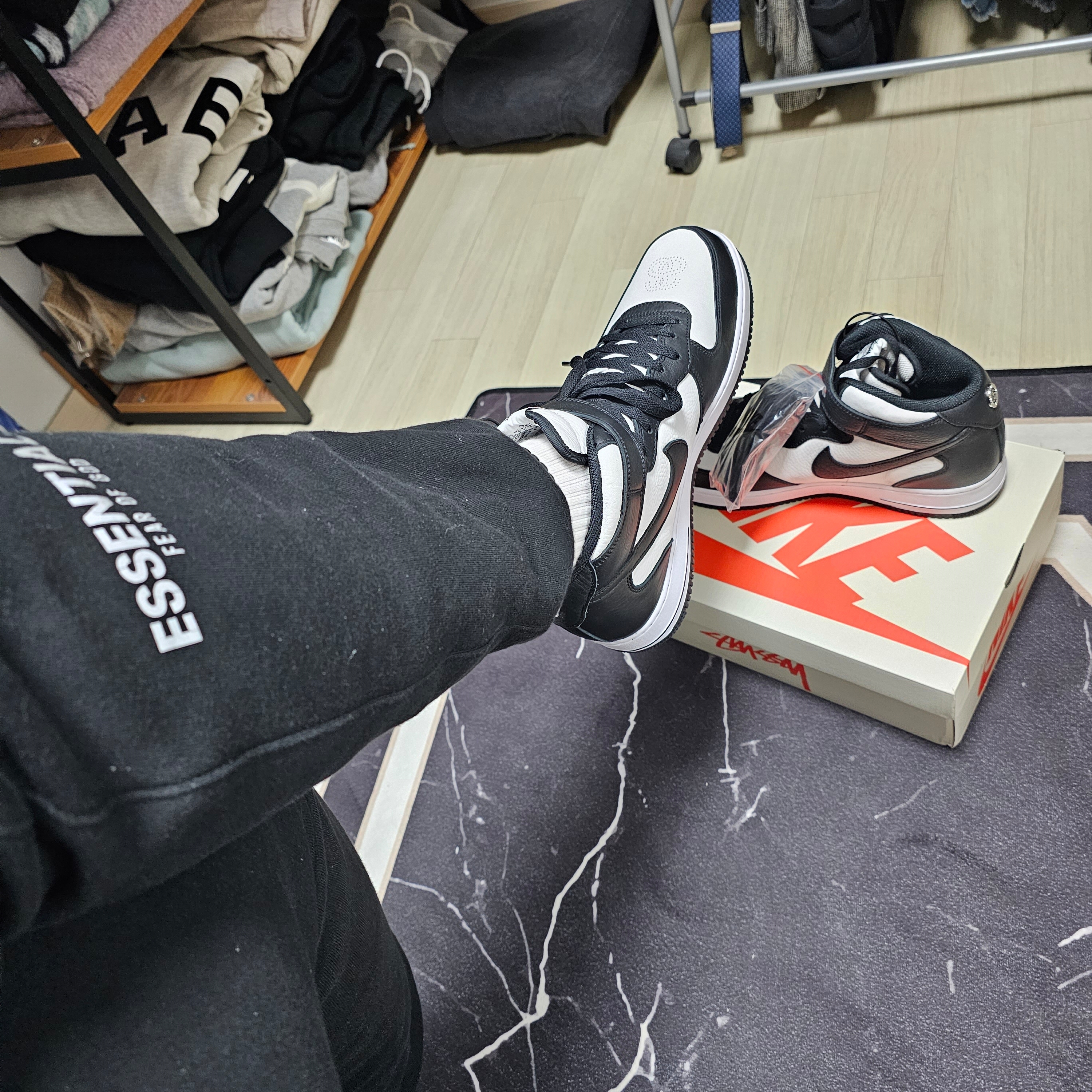 Nike x Stussy Air Force 1 '07 Mid SP Black and Light Bone 착용 스타일 - 2