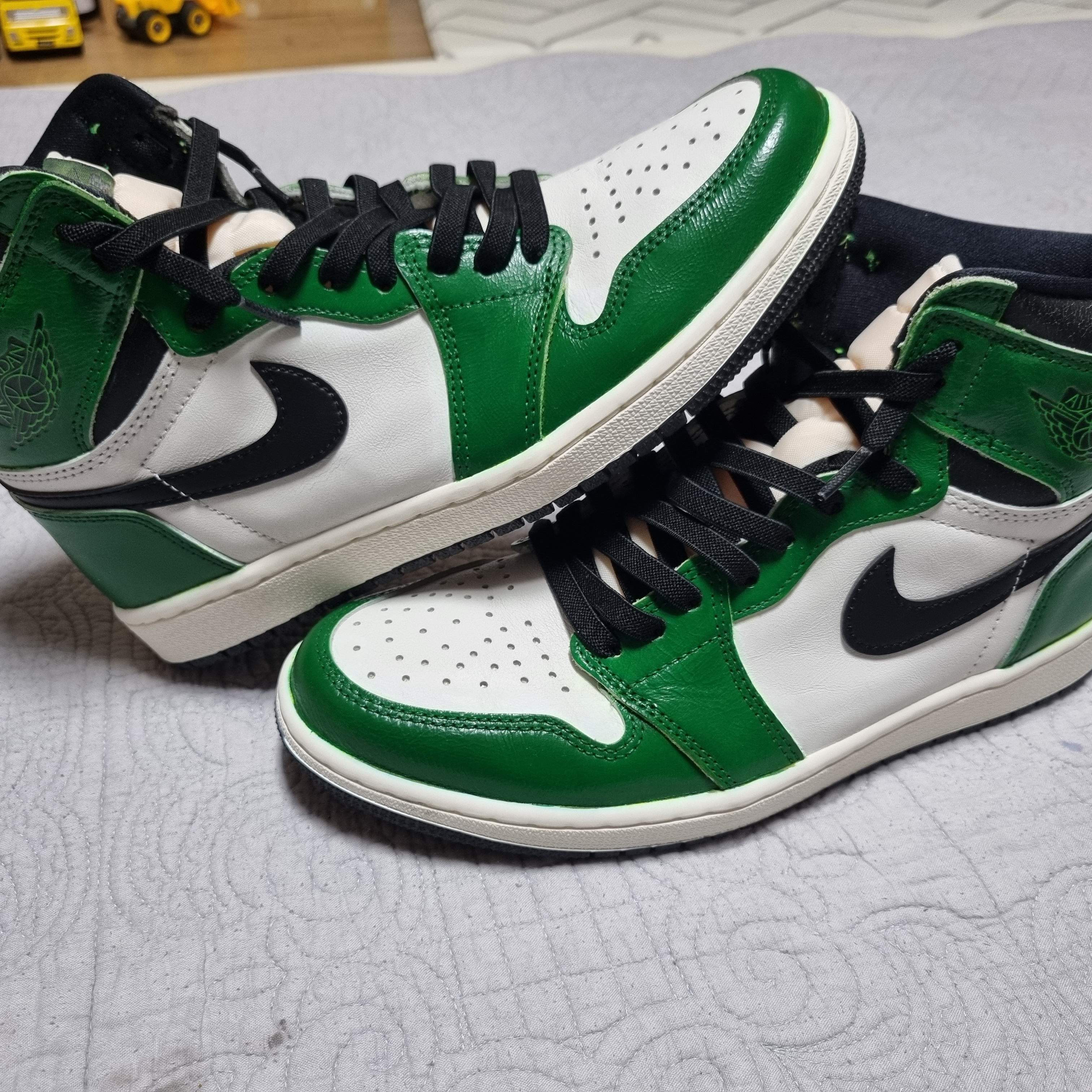Jordan 1 Retro High OG Volt 착용 스타일 - 1