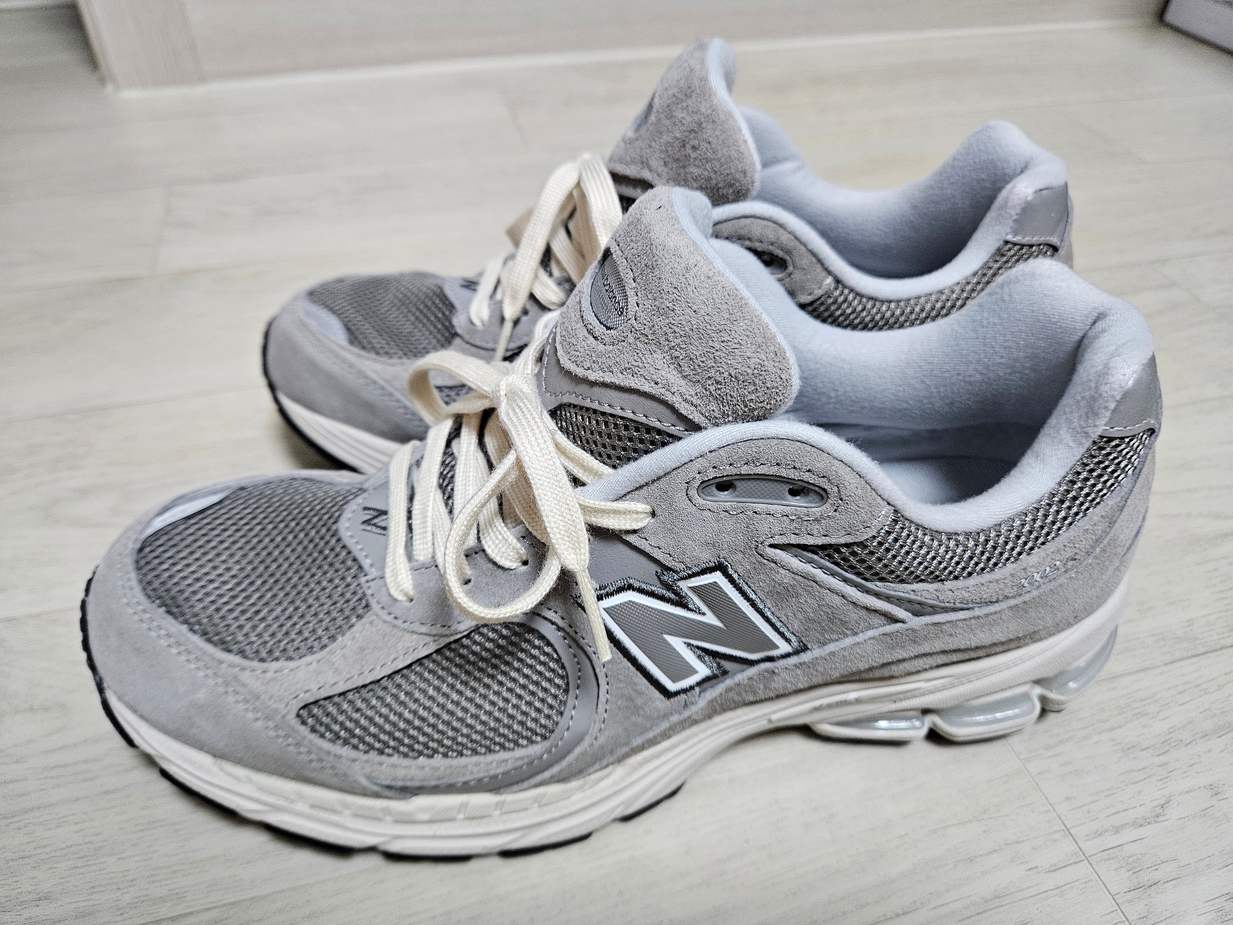 New Balance 2002R Grey 착용 스타일 - 2