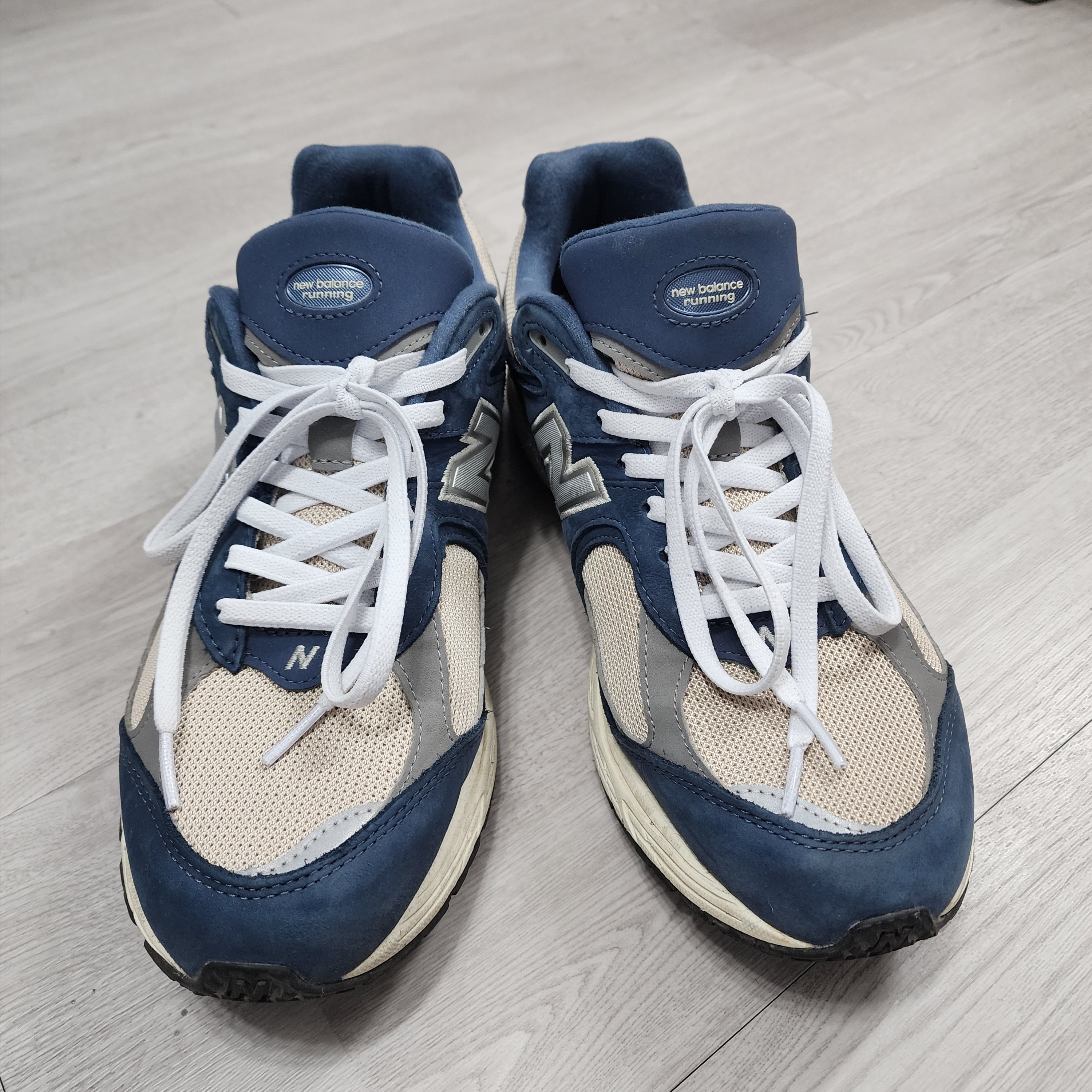 New Balance 2002R Vintage Indigo 착용 스타일