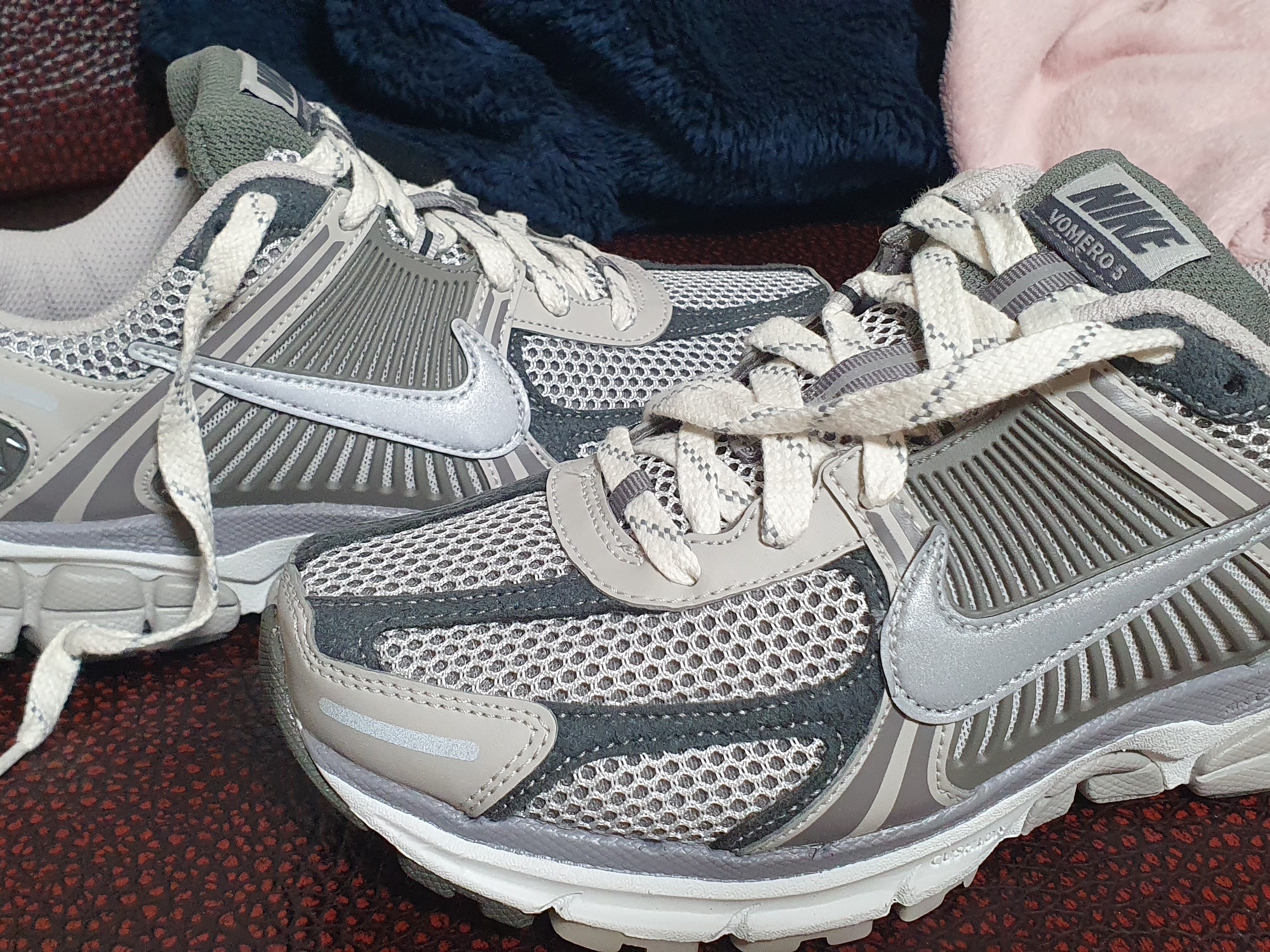 Nike Zoom Vomero 5 PRM Light Iron Ore and Flat Fewter 착용 스타일 - 2