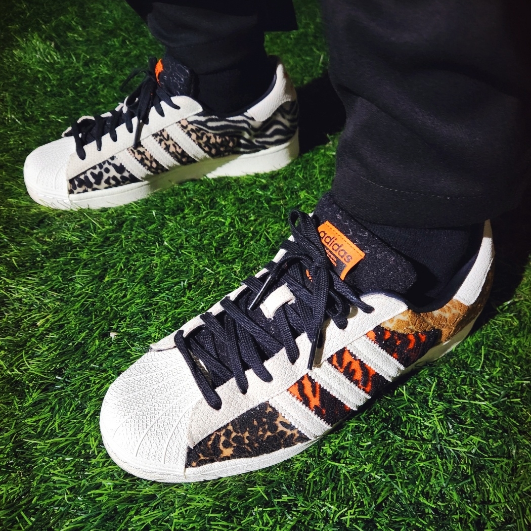 Adidas x Atmos Superstar Crazy Animal 착용 스타일 - 5