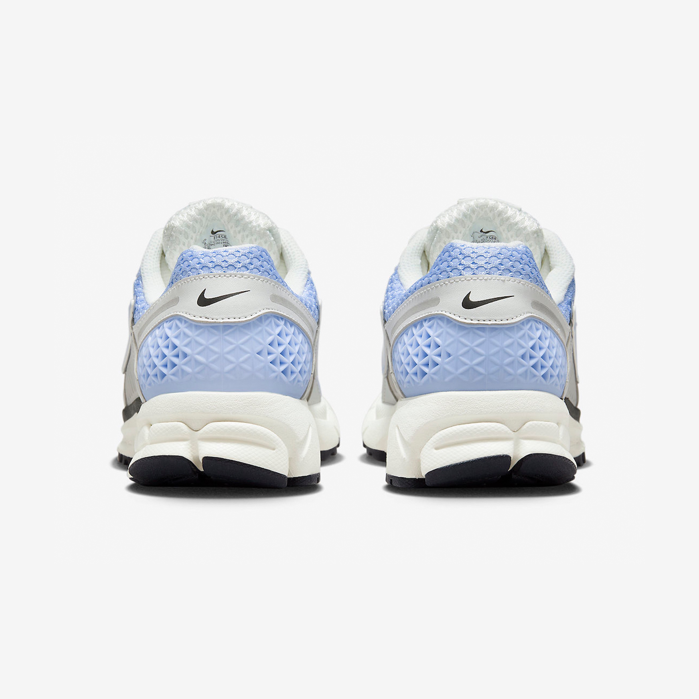 (W) Nike Zoom Vomero 5 Photon Dust and Metallic Silver, Nike Zoom Vomero 5 PRM Light Iron Ore and Flat Fewter 착용 스타일 - 5